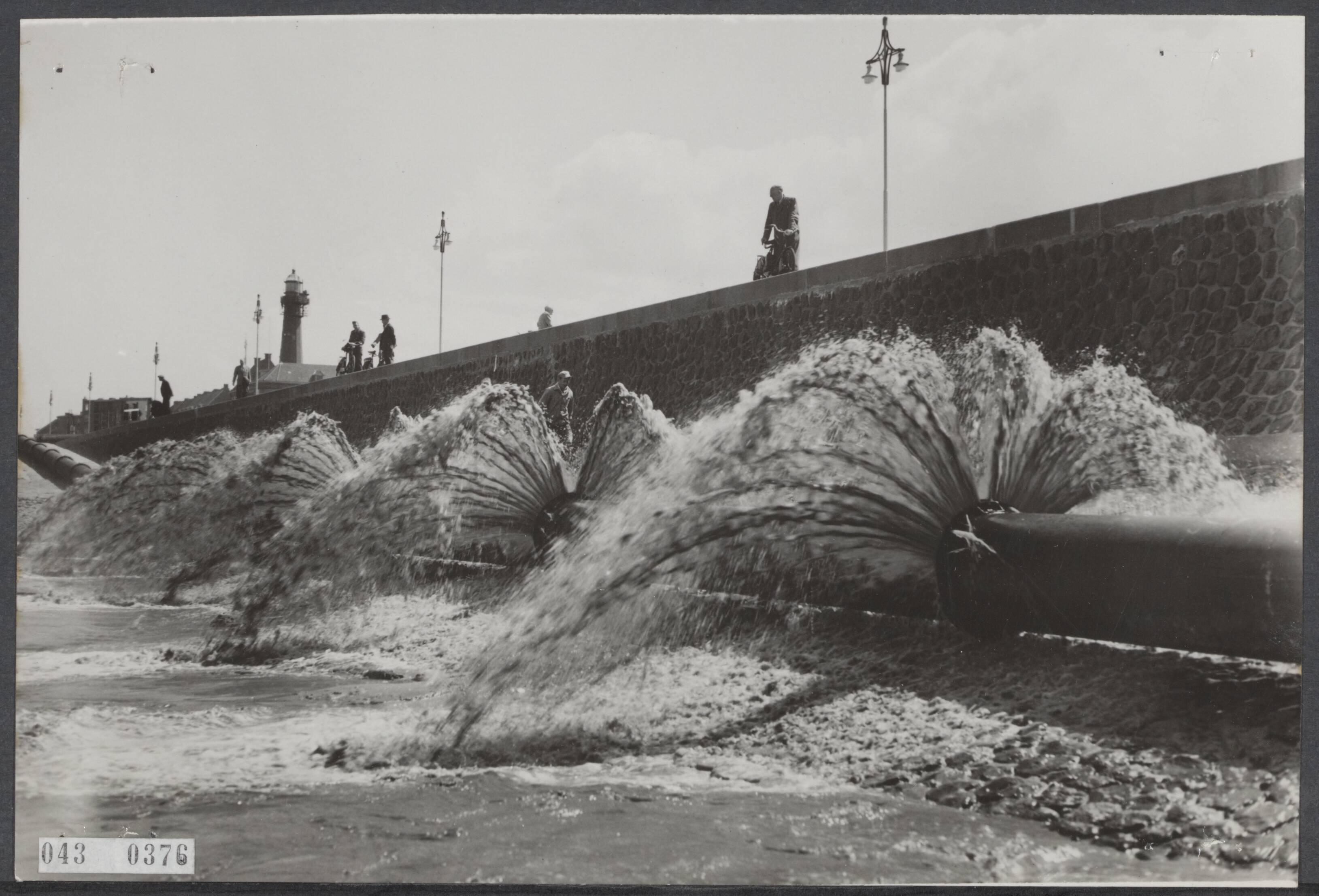 Fotocollectie Elsevier Binnenland — Baggerwerken in de Buitenhaven van Scheveningen — Foto: Fotograaf Onbekend / Anefo. Licentie: Set B: Rechtenvrij / Publiek Domein. Bron: Nationaal Archief. http://hdl.handle.net/10648/adf8d184-d0b4-102d-bcf8-003048976d84