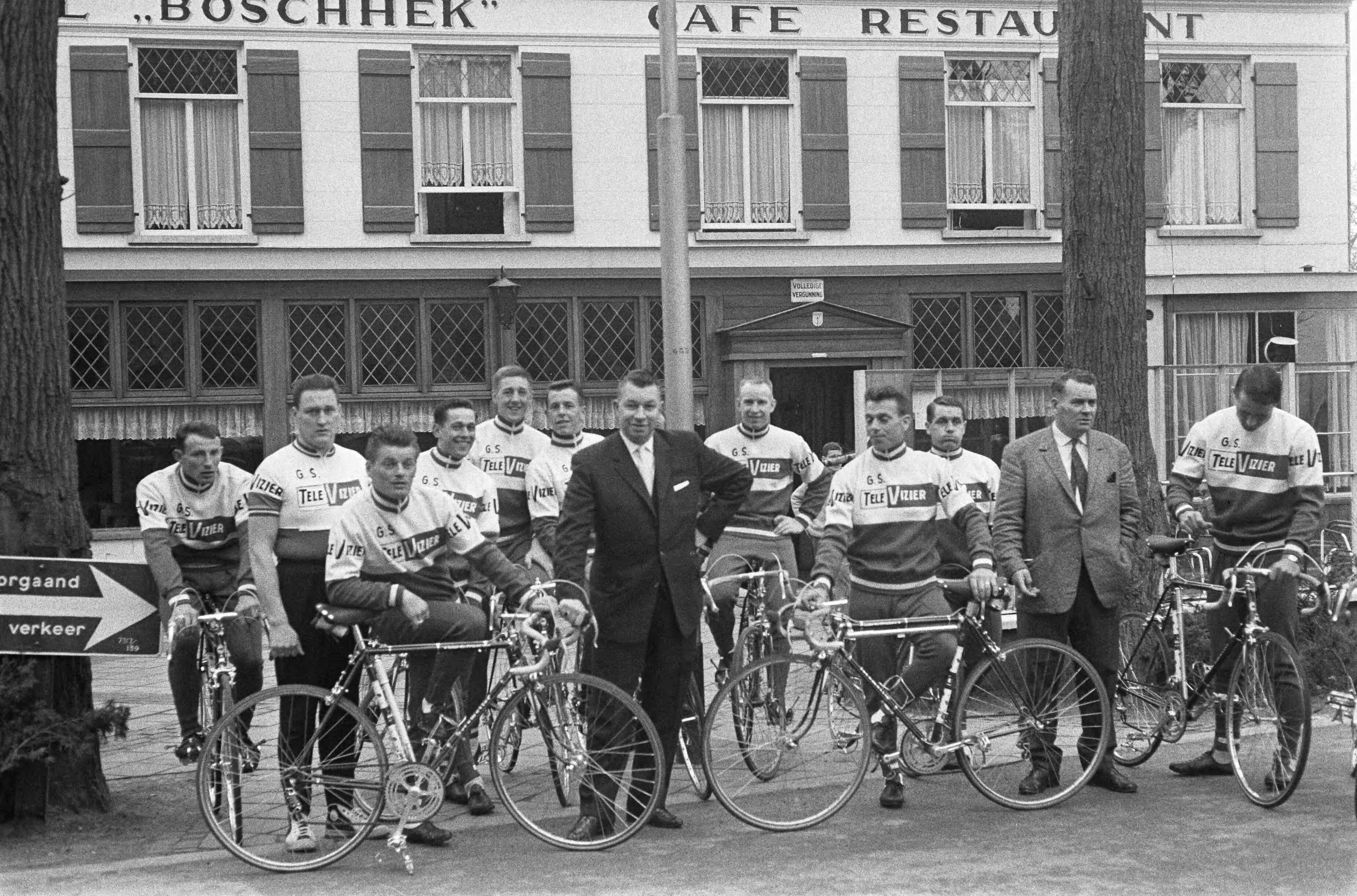 Fotocollectie Anefo — Nederlandse wielerploeg voor Tour de France 1964 gepresenteerd, hele ploeg voor hotel-café-restaurant Boschhek te Breda. Rechts ploegleider Kees Pellenaars [man in midden onbekend, misschien hotelier?] — Foto: Pot, Harry / Anefo. Licentie: Set B: Rechtenvrij / Publiek Domein. Bron: Nationaal Archief. http://hdl.handle.net/10648/aa60e066-d0b4-102d-bcf8-003048976d84