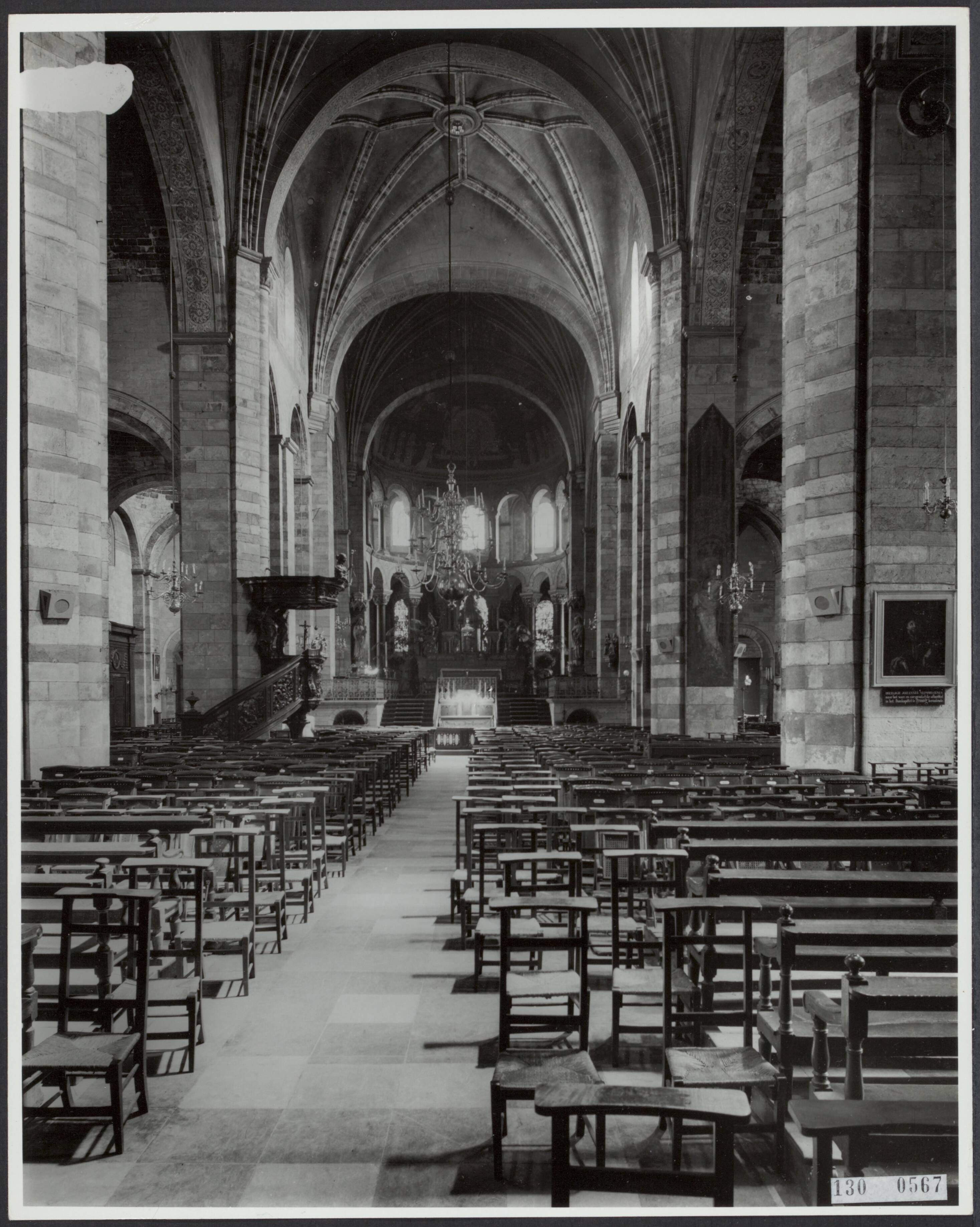 Fotocollectie Rijksvoorlichtingsdienst Eigen — Maastricht. Interieur van de O.L.V. kerk gezien naar het oosten — Foto: Rijksdienst voor de Monumentenzorg. Licentie: Set B: Rechtenvrij / Publiek Domein. Bron: Nationaal Archief. http://hdl.handle.net/10648/af4b50c0-d0b4-102d-bcf8-003048976d84