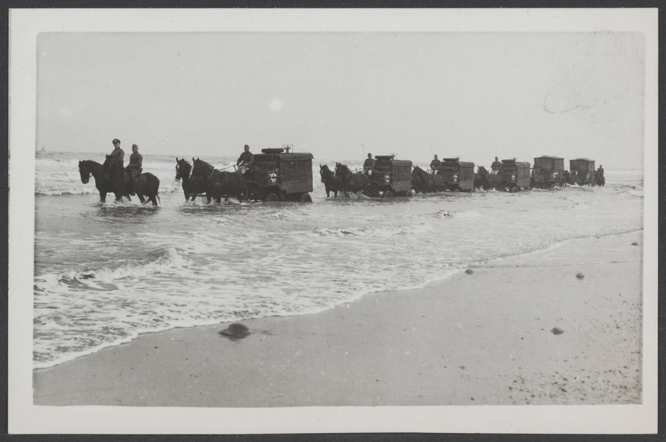 De bezetter, de bezetting in Nederland, het persoonsbewijs — Een afdeling Duitse Rode Kruis soldaten hield een oefening op het strand [ambulances getrokken door tweeespannen paarden] — Foto: N.V. Polygoon. Licentie: Set B: Rechtenvrij / Publiek Domein. Bron: Nationaal Archief. http://hdl.handle.net/10648/fa55092f-2404-5b64-c24e-4bc424ca9662