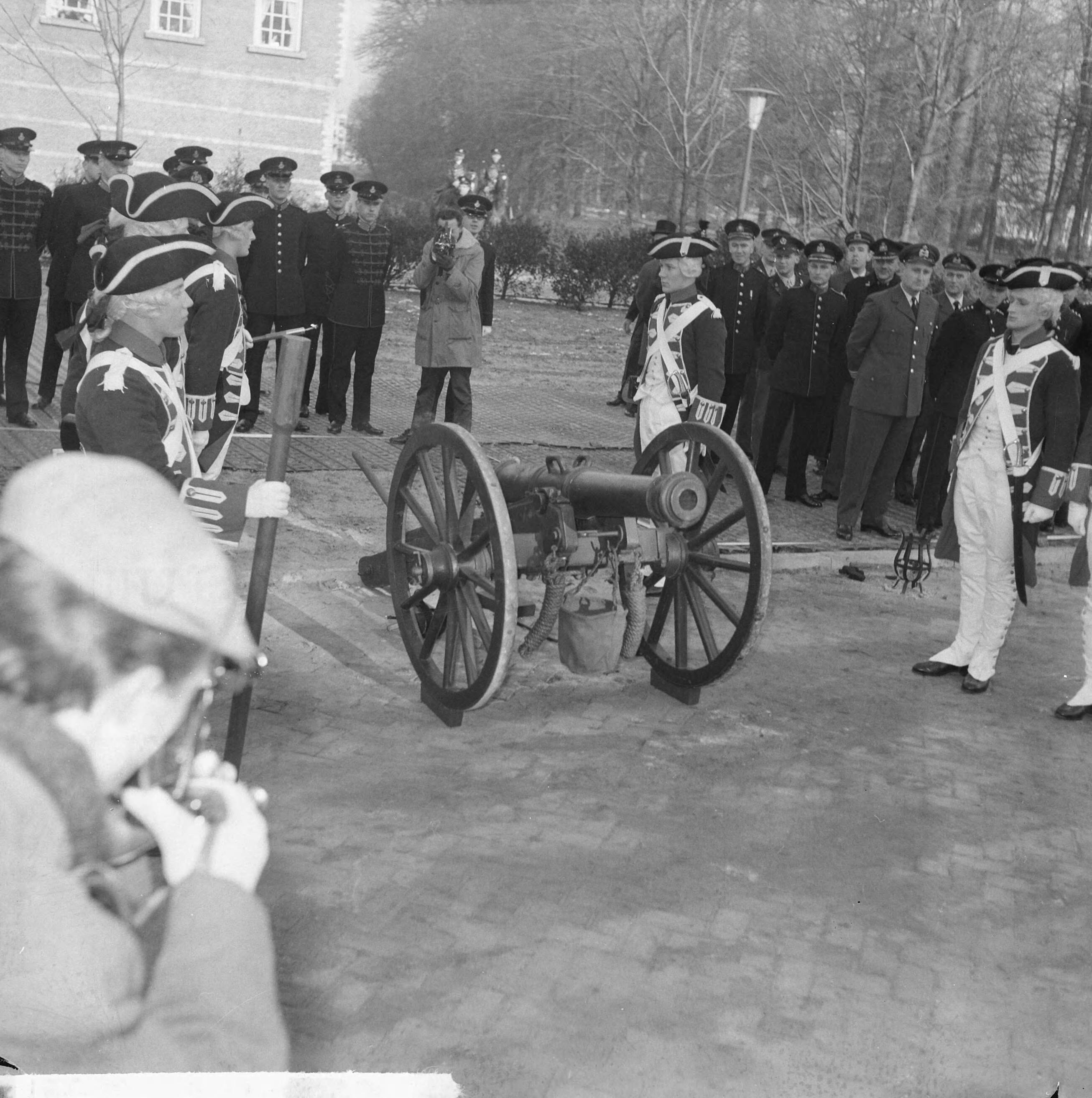 Fotocollectie Anefo — Prins Bernhard opende Prins Bernhardpaviljoen op de KMA te Breda. Bij de openingsplechtigheid moest de prins een 18e eeuws kanon afschieten — Foto: Nijs, Jac. de / Anefo. Licentie: Set B: Rechtenvrij / Publiek Domein. Bron: Nationaal Archief. http://hdl.handle.net/10648/aa5631c0-d0b4-102d-bcf8-003048976d84