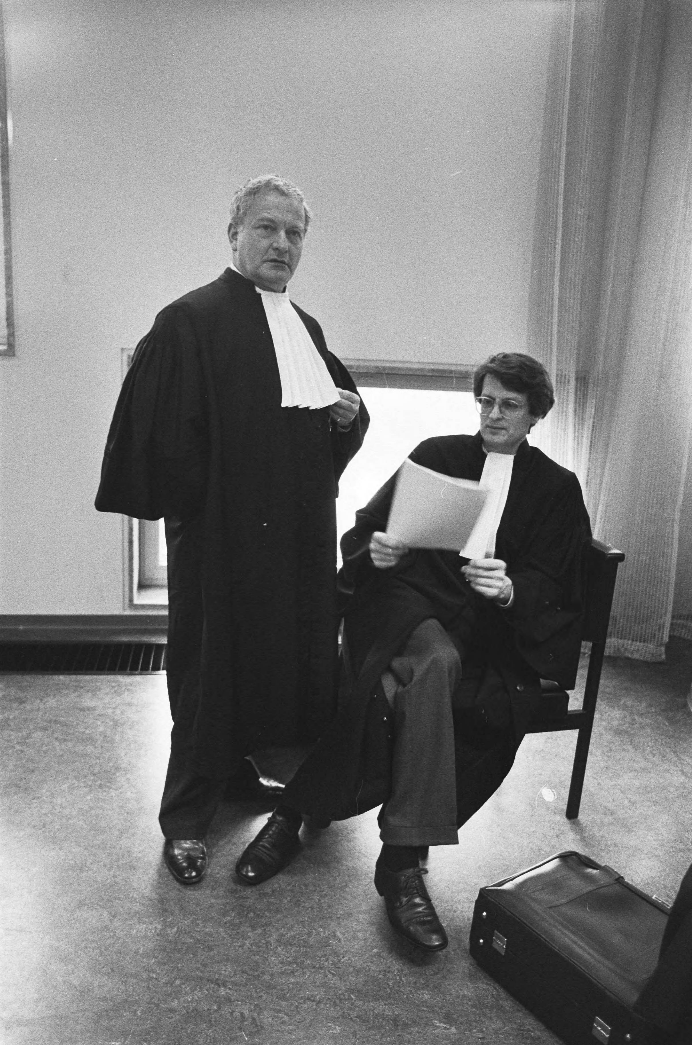 Fotocollectie Anefo — In Den Haag diende het kort geding van de twee Heineken-ontvoerders tegen de Ned. staat; mr. Moszkowicz (l) en mr. Ipo de Vos , advocaat Willem — Foto: Bogaerts, Rob / Anefo. Licentie: Set B: Rechtenvrij / Publiek Domein. Bron: Nationaal Archief. http://hdl.handle.net/10648/ad4e0e48-d0b4-102d-bcf8-003048976d84