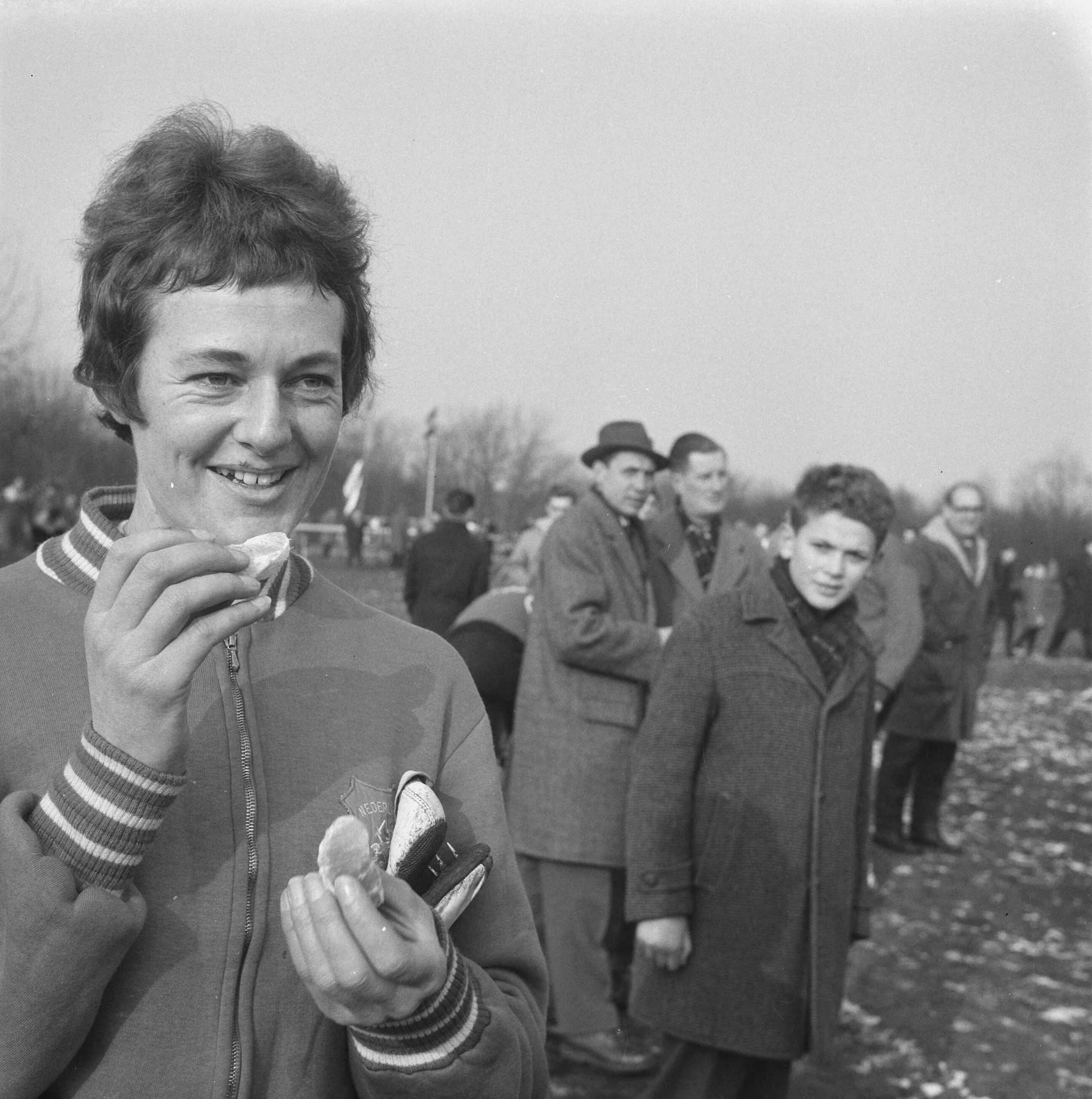 Fotocollectie Anefo — 1200m "Maple Leaf" veldloop in Hilversum. Gerda Kraan (nummer 3) . Tijd: 4.31.2 — Foto: Nijs, Jac. de / Anefo. Licentie: Set B: Rechtenvrij / Publiek Domein. Bron: Nationaal Archief. http://hdl.handle.net/10648/a9fbb182-d0b4-102d-bcf8-003048976d84