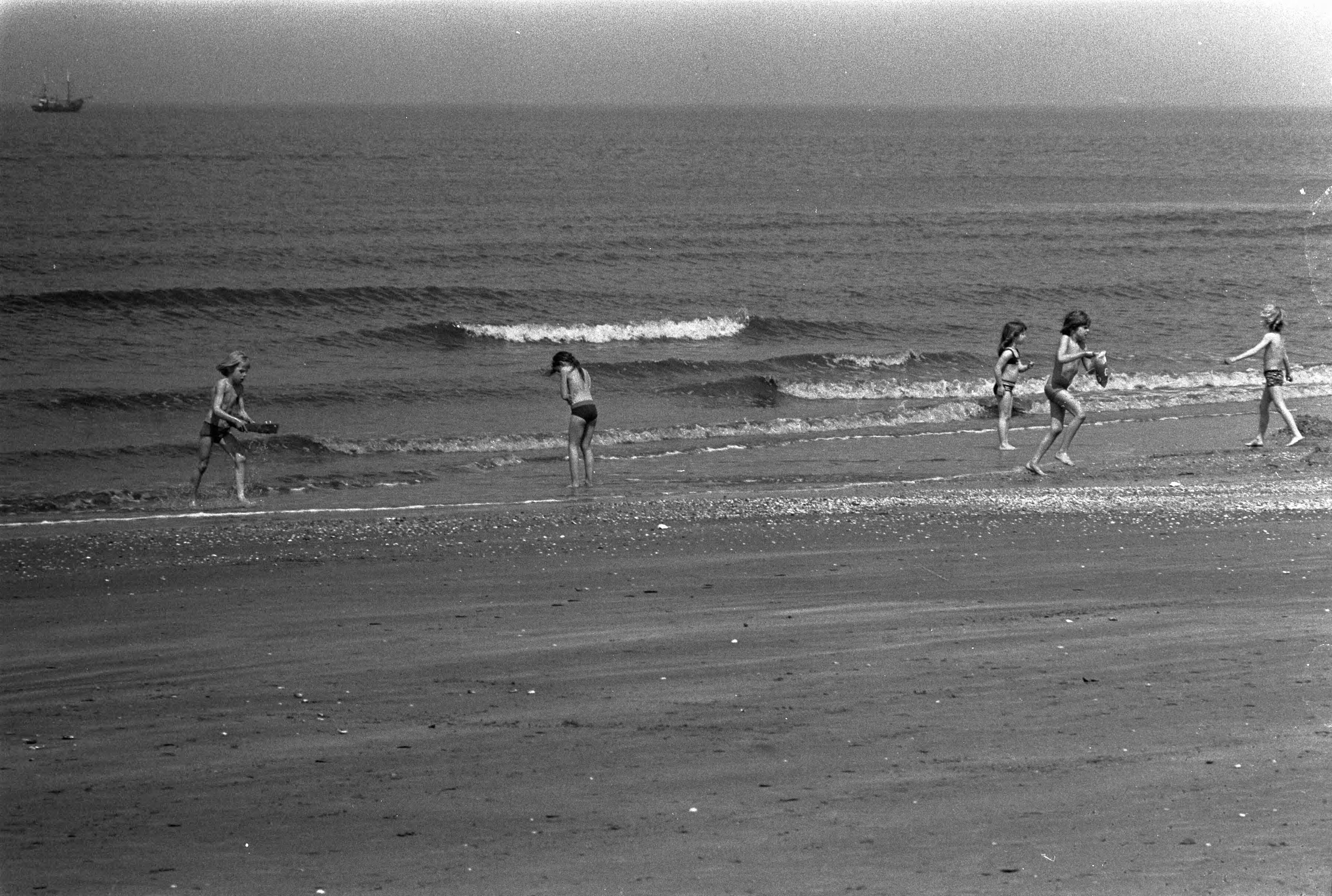 Fotocollectie Anefo — Strandleven Zandvoort, mensen op het strand — Foto: Peters, Hans / Anefo. Licentie: Set B: Rechtenvrij / Publiek Domein. Bron: Nationaal Archief. http://hdl.handle.net/10648/ac2ca808-d0b4-102d-bcf8-003048976d84