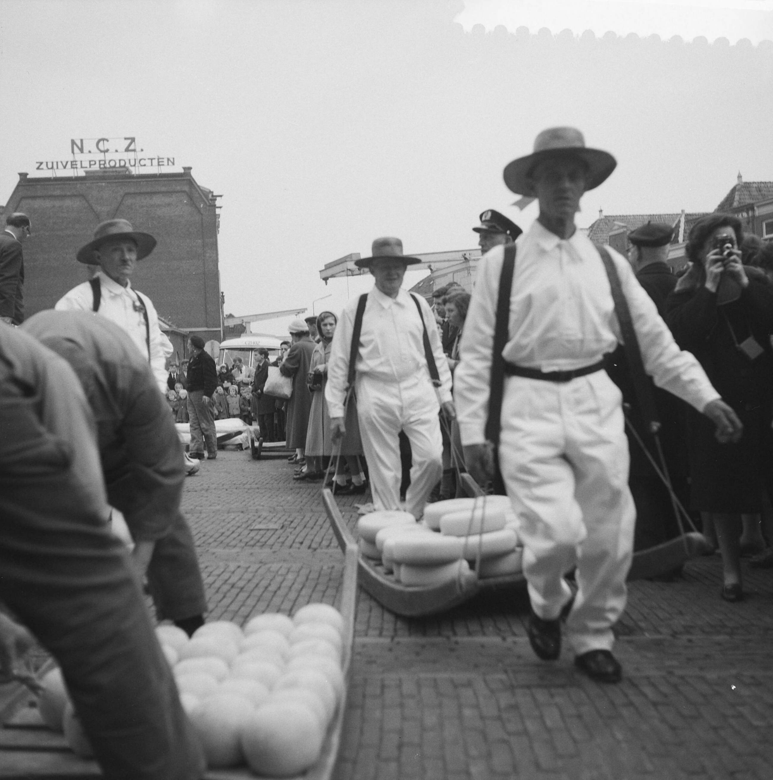 Fotocollectie Anefo — Voor de eerste maal weer Kaasmarkt te Alkmaar, kaasdragers in actie — Foto: Pot, Harry / Anefo. Licentie: Set B: Rechtenvrij / Publiek Domein. Bron: Nationaal Archief. http://hdl.handle.net/10648/a9ac303a-d0b4-102d-bcf8-003048976d84