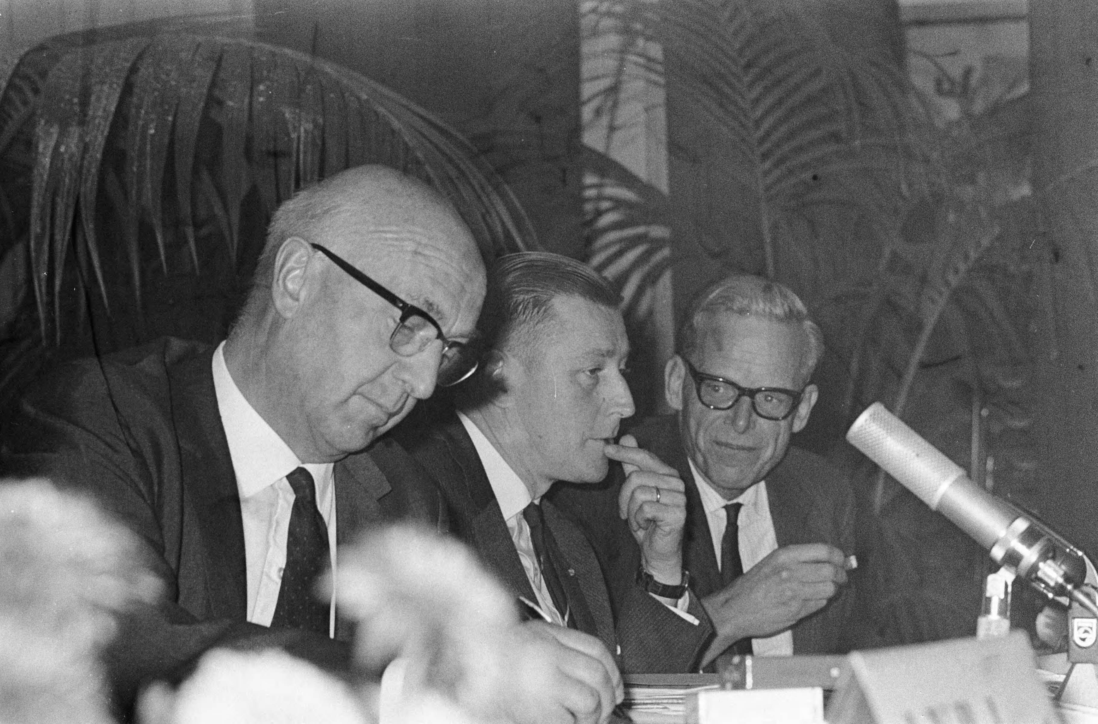 Volkskrant-congres in het Scheveningse Kurhaus — V.l.n.r. S.L. Mansholt, prof. dr. Bosman en prof. dr. M.C.J. van der Grinten — Foto: Fotograaf Onbekend / Anefo. Licentie: Set B: Rechtenvrij / Publiek Domein. Bron: Nationaal Archief. http://hdl.handle.net/10648/ab03e496-d0b4-102d-bcf8-003048976d84