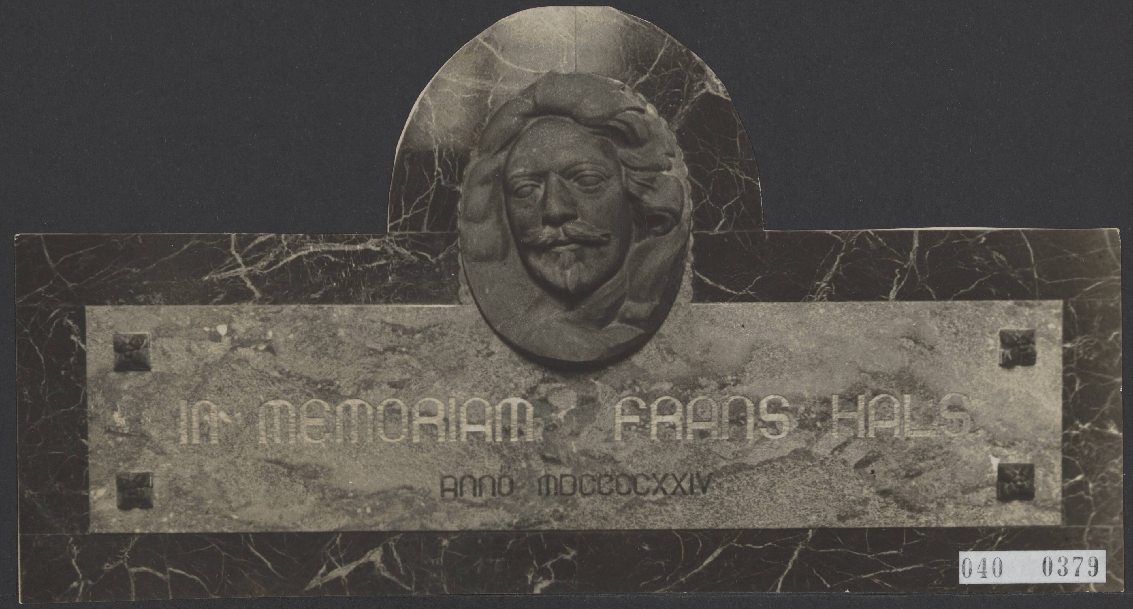 Fotocollectie Elsevier Binnenland — Gedenkplaat bij het graf van Frans Hals in de Grote Kerk te Den Haag — Foto: Fotopersbureau "Holland". Licentie: Set B: Rechtenvrij / Publiek Domein. Bron: Nationaal Archief. http://hdl.handle.net/10648/adf428a0-d0b4-102d-bcf8-003048976d84