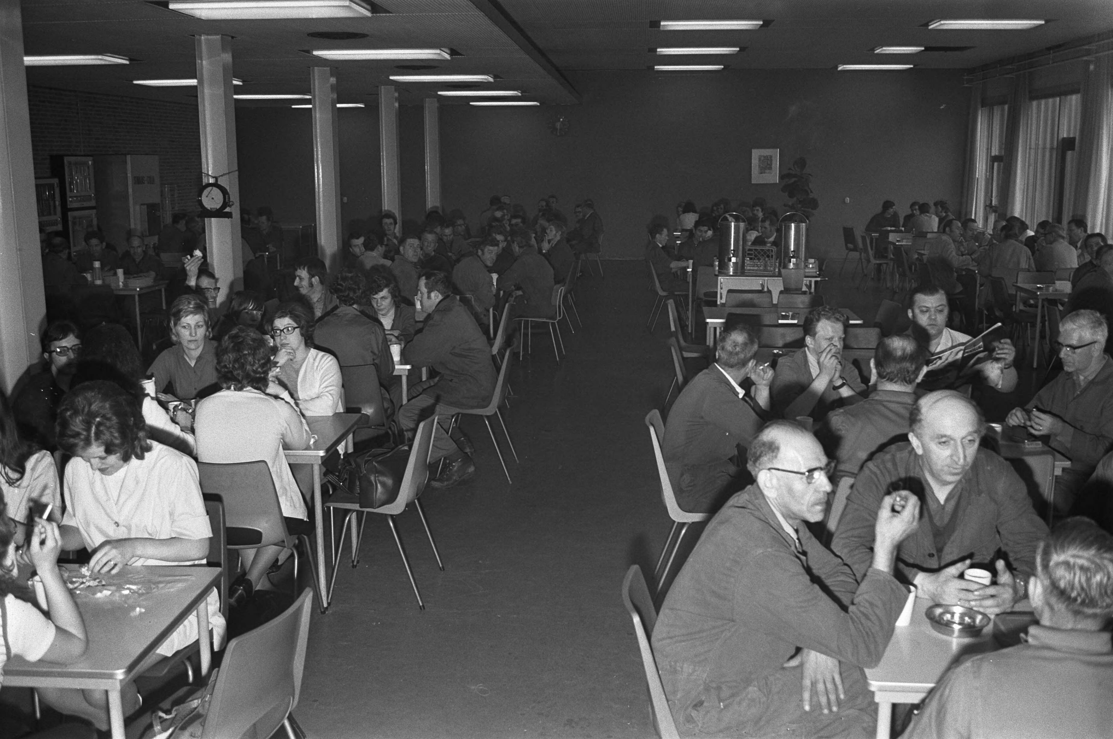 Fotocollectie Anefo — ENKA (onderdeel van AKZO) te Breda stopt produktie; arbeiders in de kantine — Foto: Peters, Hans / Anefo. Licentie: Set B: Rechtenvrij / Publiek Domein. Bron: Nationaal Archief. http://hdl.handle.net/10648/abe65920-d0b4-102d-bcf8-003048976d84