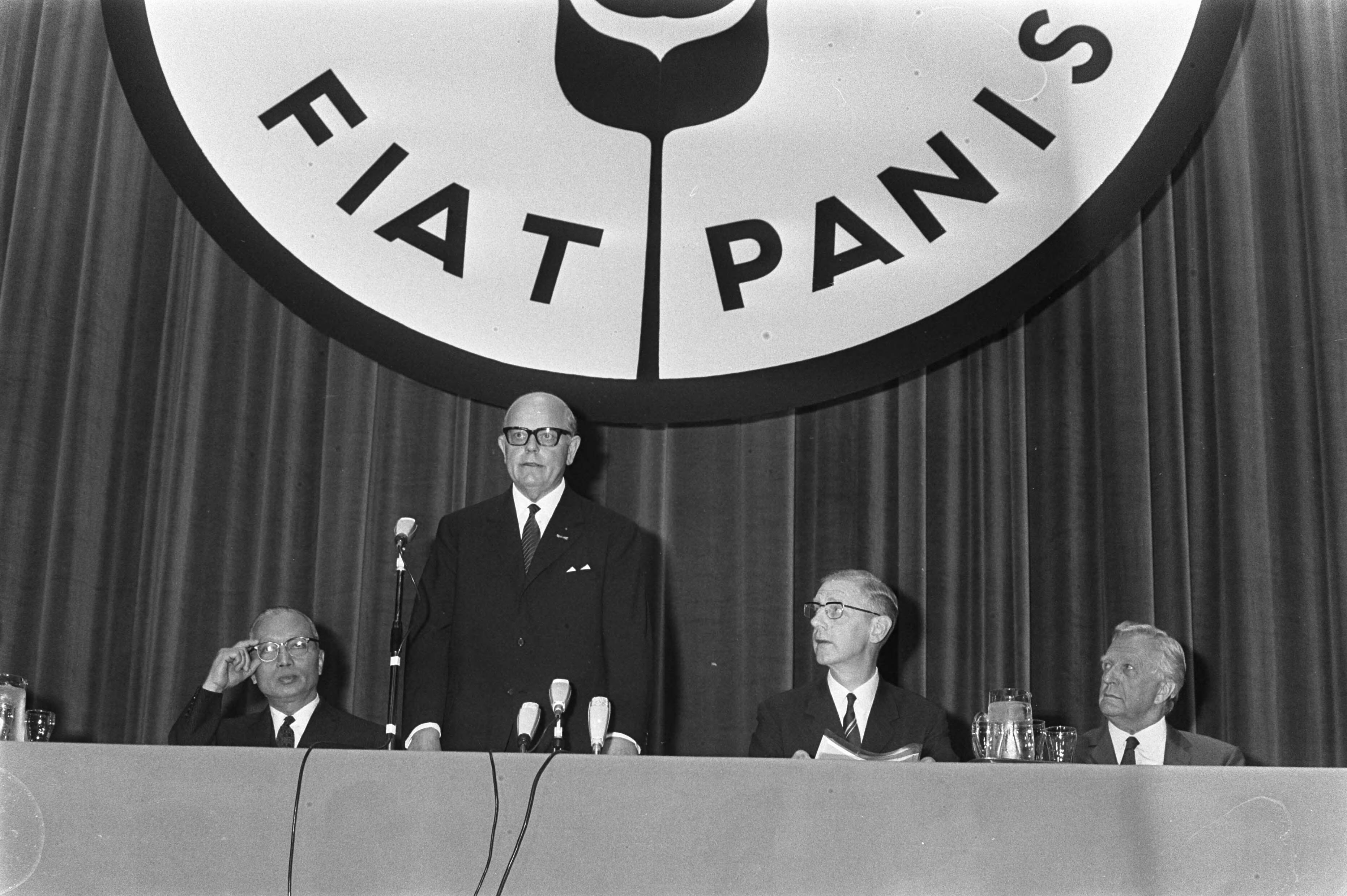 Fotocollectie Anefo — koningin Juliana opent 2e FAO-Wereldvoedselcongres in Congrescentrum, Den Haag ; nr. 26a, nr. 27, 28 jongeren borden buiten — Foto: Mieremet, Rob / Anefo. Licentie: Set B: Rechtenvrij / Publiek Domein. Bron: Nationaal Archief. http://hdl.handle.net/10648/ab99c4fc-d0b4-102d-bcf8-003048976d84