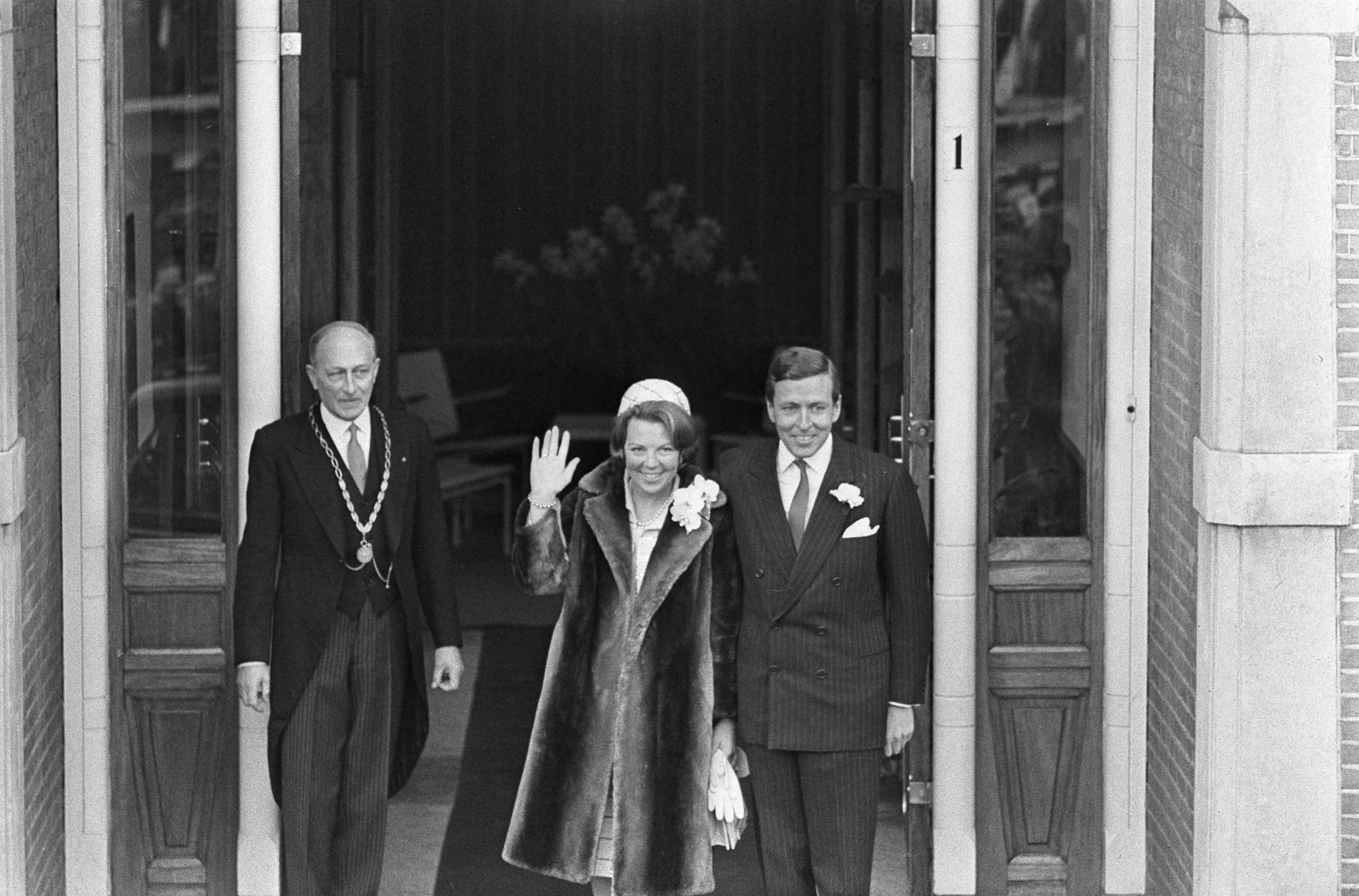 Fotocollectie Anefo — Ondertrouw prinses Beatrix en Claus in Baarn, aankomst van het paar bij het raadhuis, links de burgemeester, mr. F.J. van Beeck Calkoen — Foto: Combinatie 6 / Anefo. Licentie: Set B: Rechtenvrij / Publiek Domein. Bron: Nationaal Archief. http://hdl.handle.net/10648/aadb08fa-d0b4-102d-bcf8-003048976d84