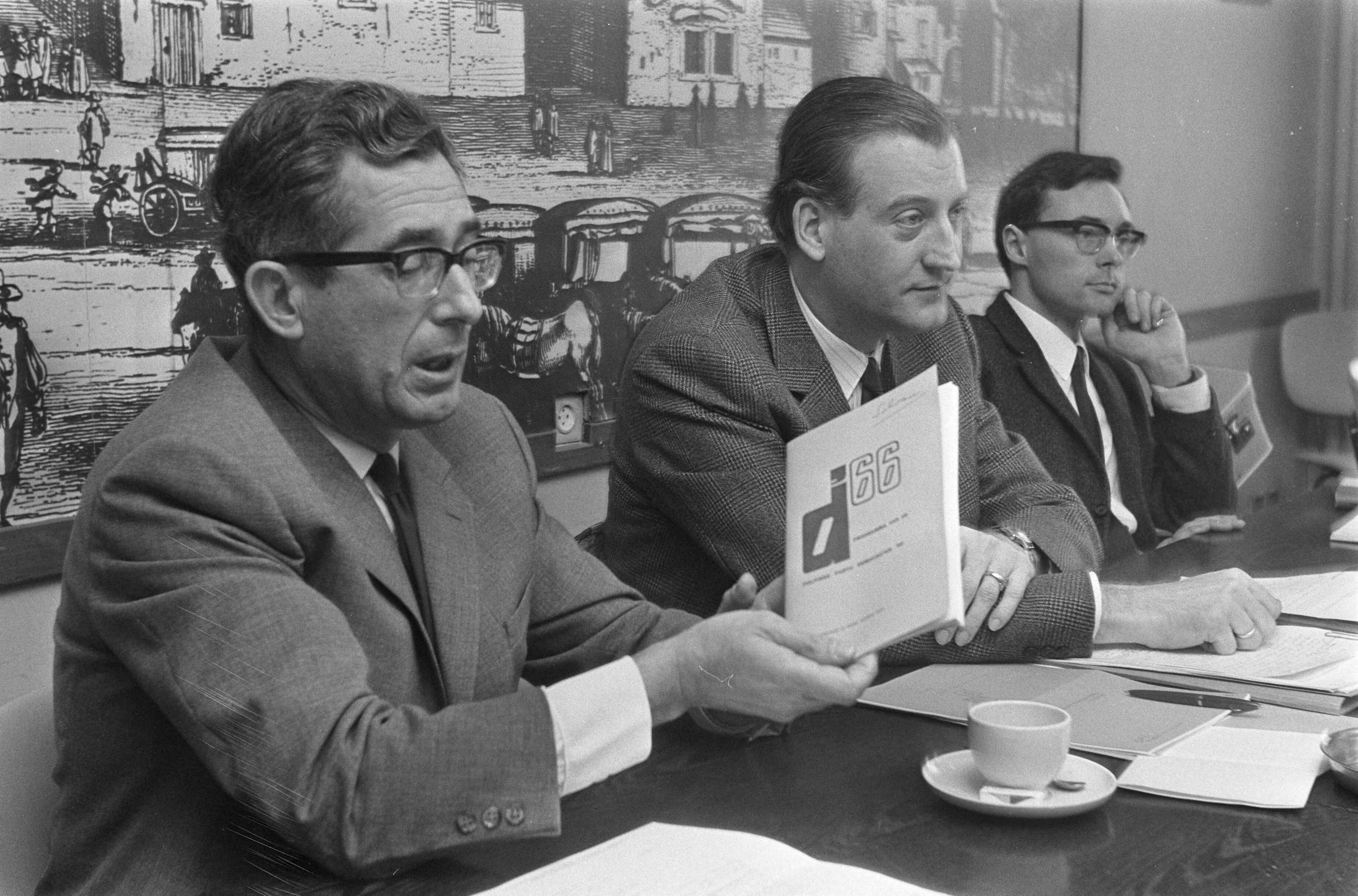 Fotocollectie Anefo — D66 gaf persconferentie inzake "Toekomstbeleid Gezondheidsbescherming" in Nieuwspoort, Den Haag v.l.n ir. N. Schwarz , dr. J.W. Copius Peereboom en — Foto: Evers, Joost / Anefo. Licentie: Set B: Rechtenvrij / Publiek Domein. Bron: Nationaal Archief. http://hdl.handle.net/10648/ab636d1c-d0b4-102d-bcf8-003048976d84