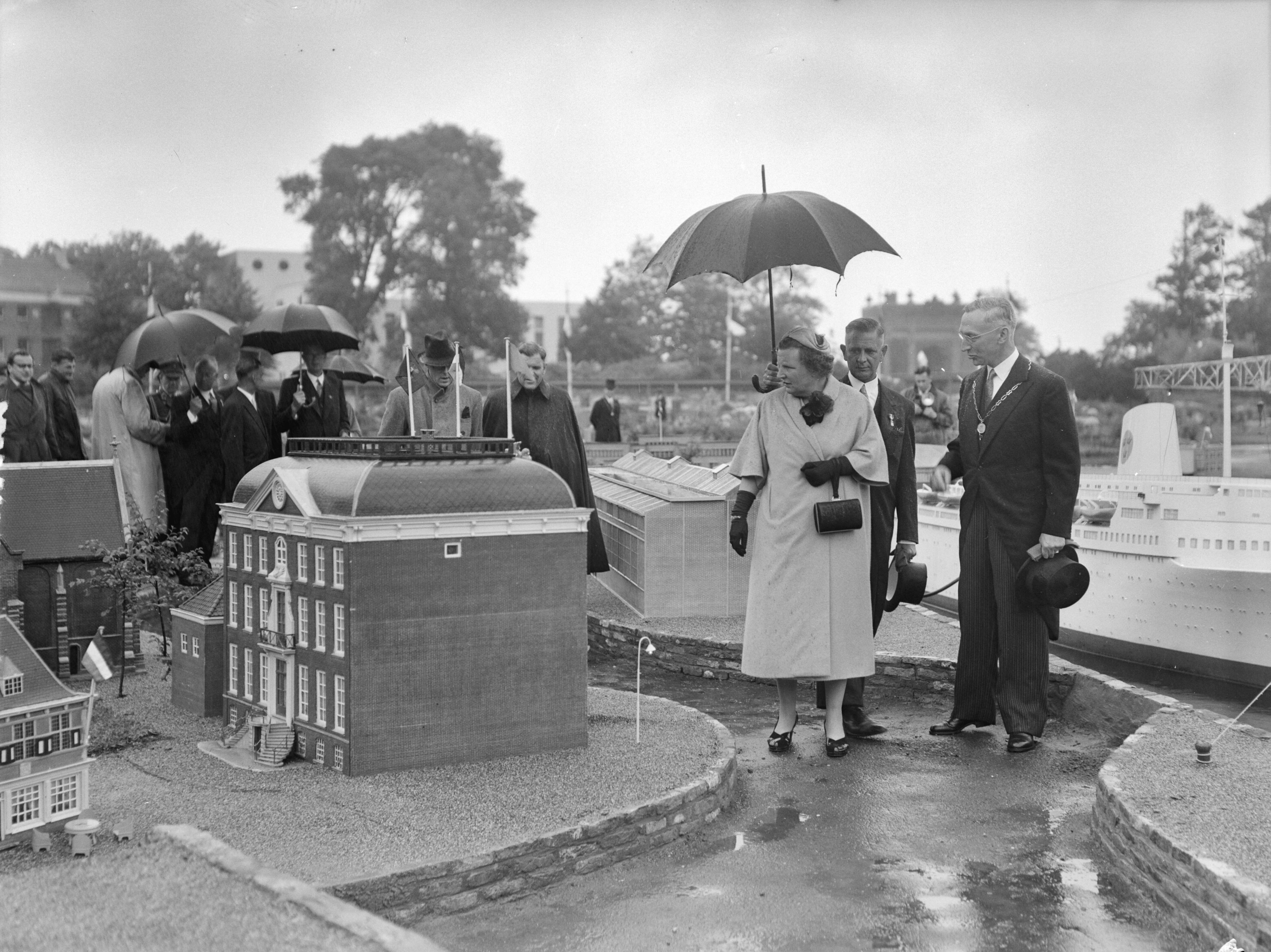 Koningin Juliana en prins Bernhard bezoeken Walcheren — Koningin Juliana en prins Bernhard bezoeken Miniatuur Walcheren te Middelburg — Foto: Bilsen, Joop van / Anefo. Licentie: Set B: Rechtenvrij / Publiek Domein. Bron: Nationaal Archief. http://hdl.handle.net/10648/a9245a02-d0b4-102d-bcf8-003048976d84