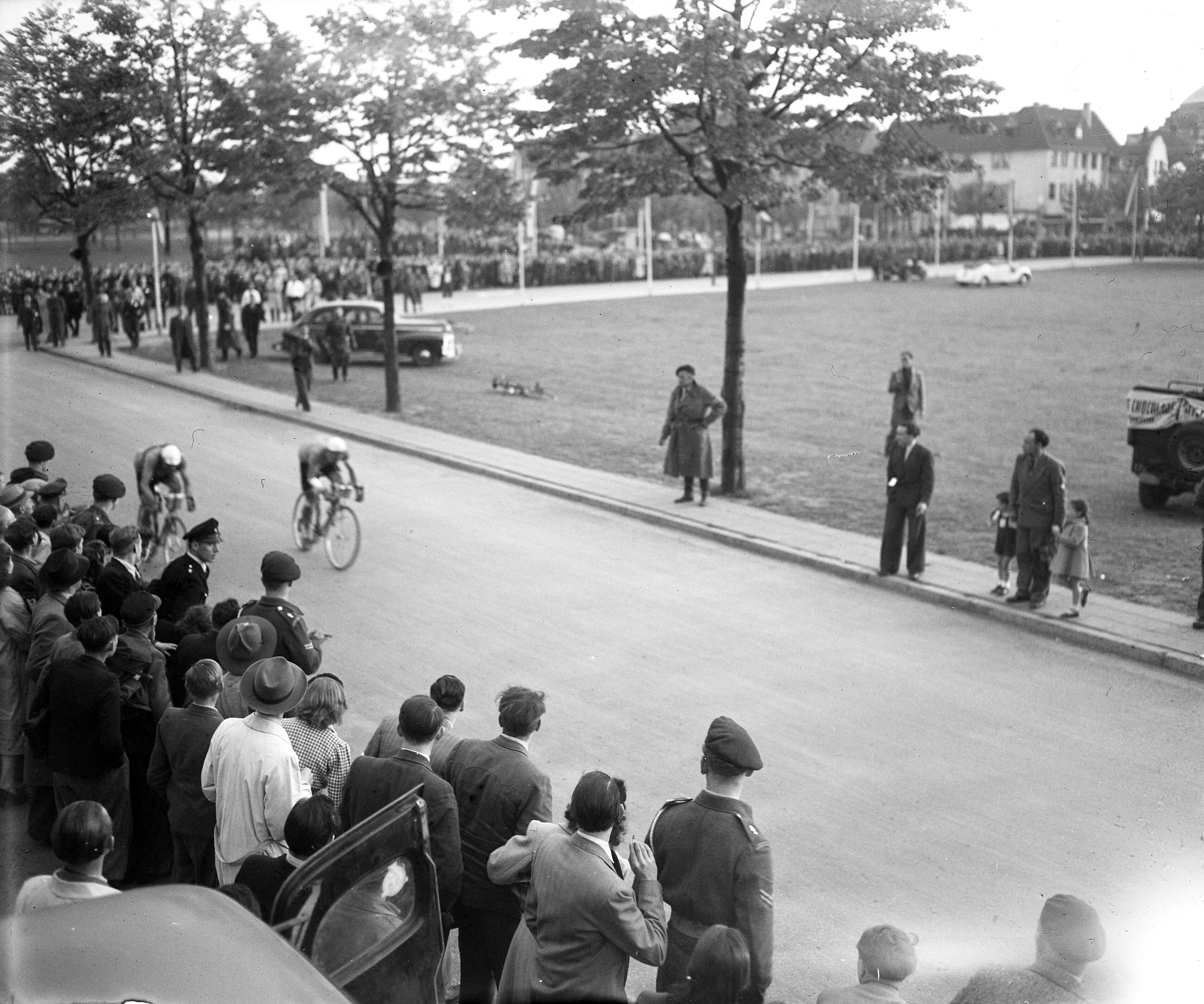 Fotocollectie Anefo — Ronde van Nederland. 4e etappe (Nijmegen-Maastricht) . Finish — Foto: Snikkers, Anton / Anefo. Licentie: Set B: Rechtenvrij / Publiek Domein. Bron: Nationaal Archief. http://hdl.handle.net/10648/ad7ad630-d0b4-102d-bcf8-003048976d84