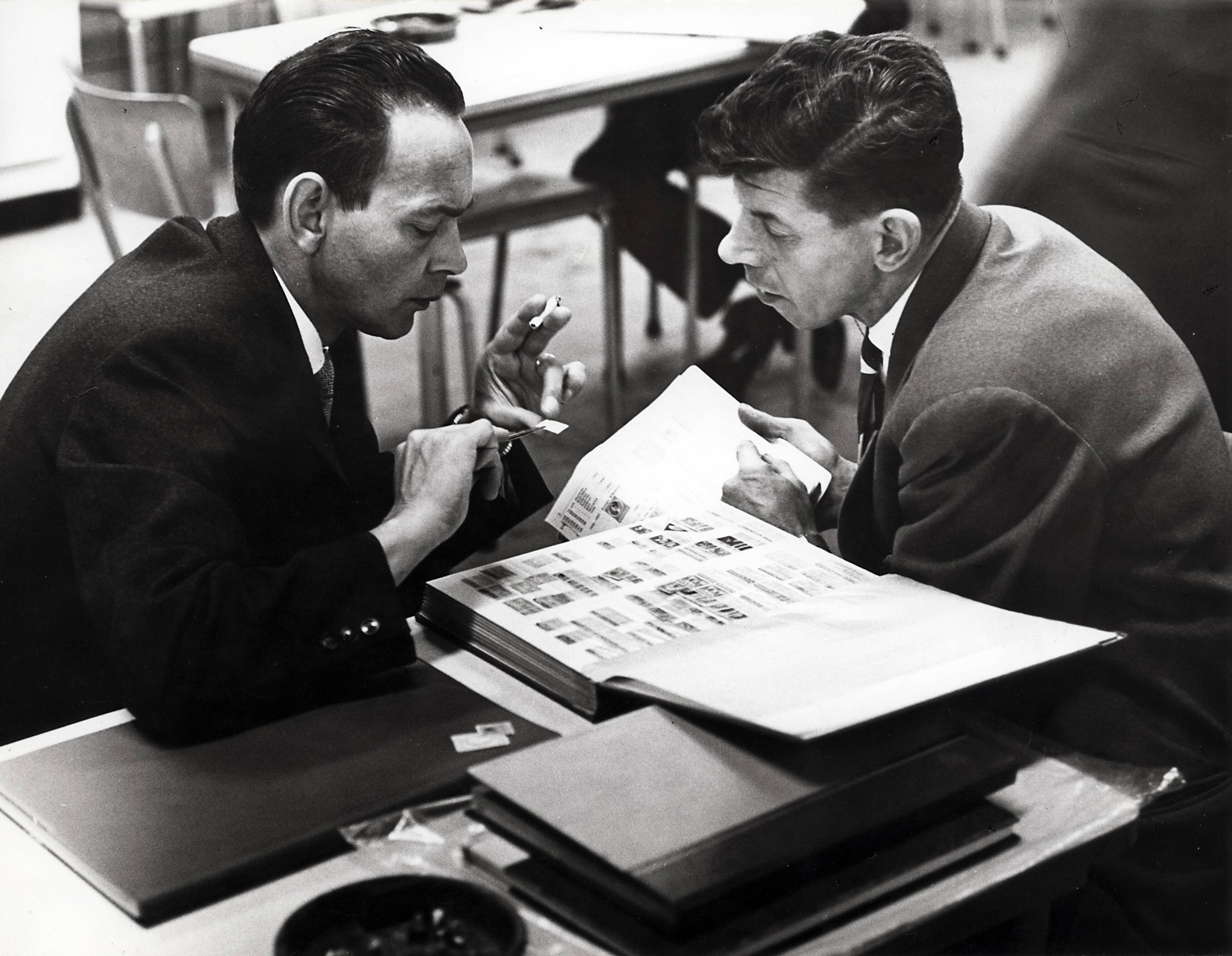 Collectie nader te bepalen — Drukkerij N.V. De Spaarnestad. Vrijetijdsbesteding personeel, Filatelistenclub, 1963 — Foto: Fotograaf Onbekend / Fotobureau onbekend / Spaarnestad Photo (05887). Licentie: Set B: Rechtenvrij / Publiek Domein. Bron: Nationaal Archief. http://hdl.handle.net/10648/35429da6-3e63-a382-e063-6df0900a6686