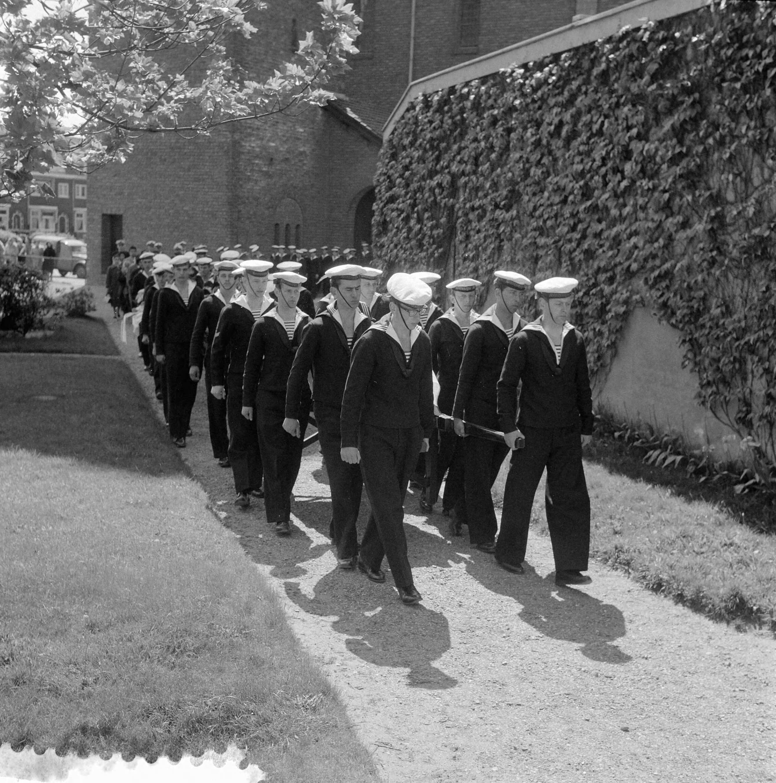 Fotocollectie Anefo — Militaire begroeting overste(?) Talanan in Haarlem — Foto: Pot, Harry / Anefo. Licentie: Set B: Rechtenvrij / Publiek Domein. Bron: Nationaal Archief. http://hdl.handle.net/10648/a960bfe2-d0b4-102d-bcf8-003048976d84