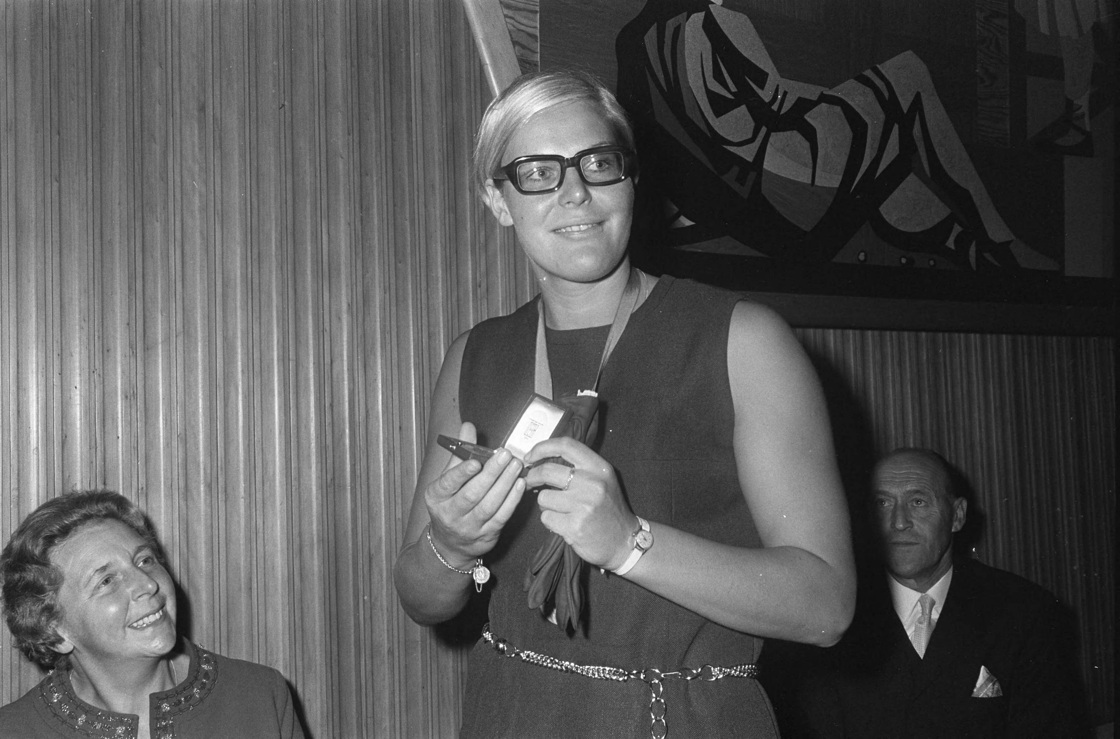 Fotocollectie Anefo — Ada Kok gehuldigd in Zaandam Ada Kok , ere burgeres Gemeente Zaandam , hier bekijkt zij de gouden legpenning — Foto: Koch, Eric / Anefo. Licentie: Set B: Rechtenvrij / Publiek Domein. Bron: Nationaal Archief. http://hdl.handle.net/10648/ab52f84c-d0b4-102d-bcf8-003048976d84