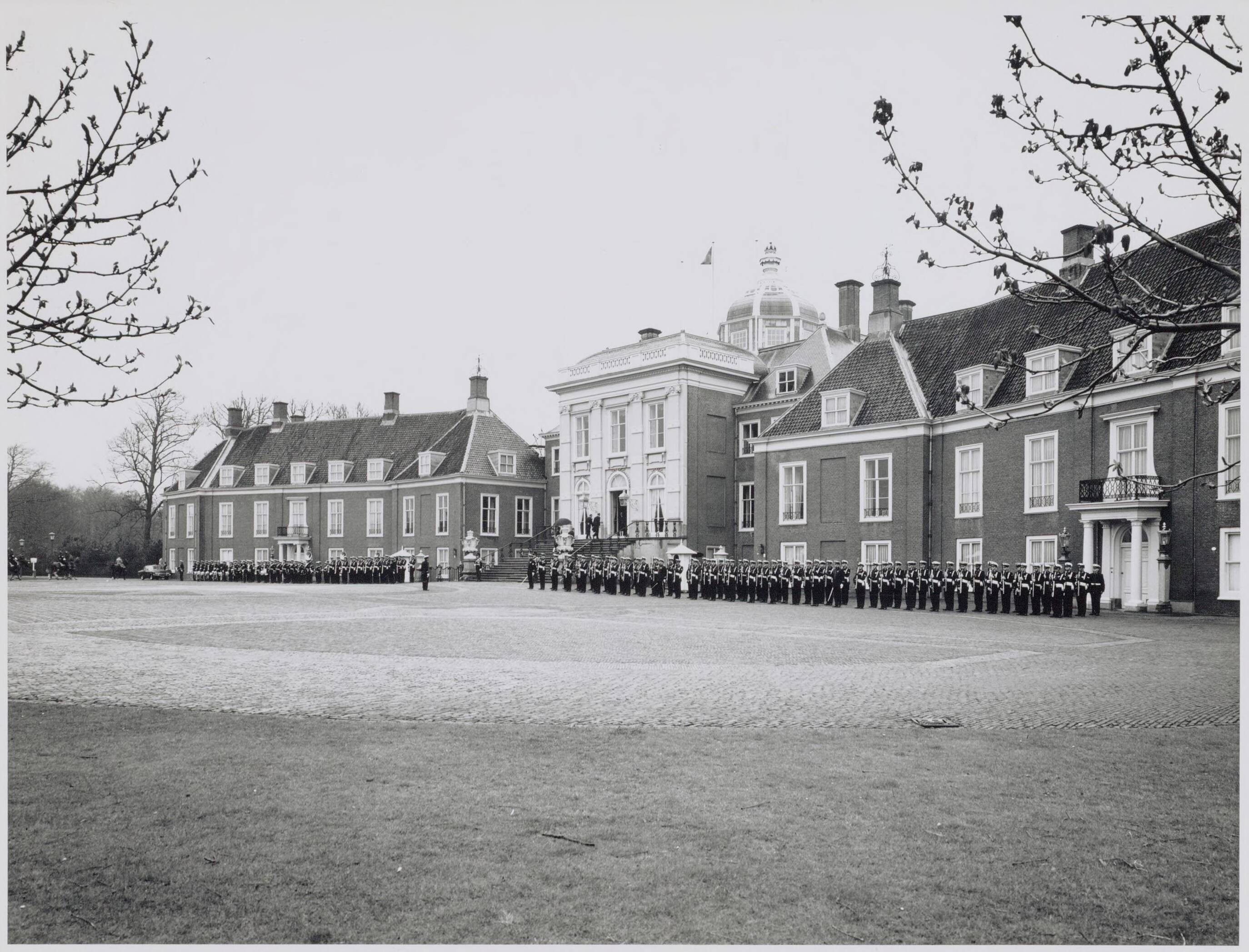 Paleis Huis ten Bosch te Den Haag — Exterieur — Foto: Hofmeester, Bart / RVD. Licentie: Set B: Rechtenvrij / Publiek Domein. Bron: Nationaal Archief. http://hdl.handle.net/10648/afa91642-d0b4-102d-bcf8-003048976d84