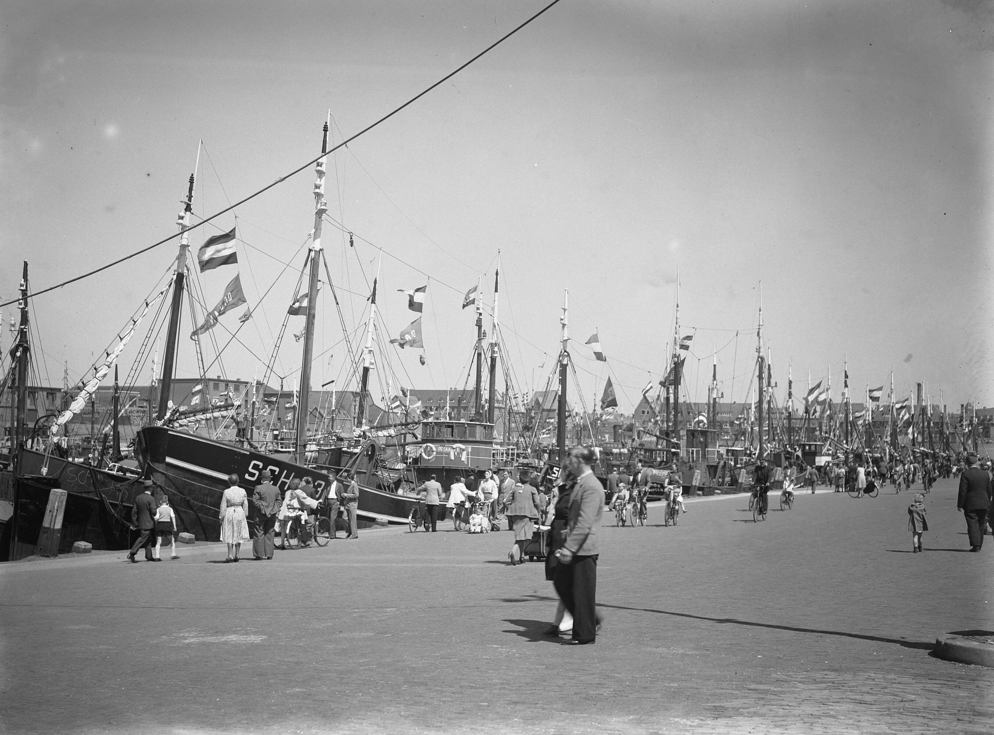 Fotocollectie Anefo — Vlaggetjesdag te Scheveningen — Foto: Moedrik, D. / Anefo. Licentie: Set B: Rechtenvrij / Publiek Domein. Bron: Nationaal Archief. http://hdl.handle.net/10648/ad7aeb2a-d0b4-102d-bcf8-003048976d84