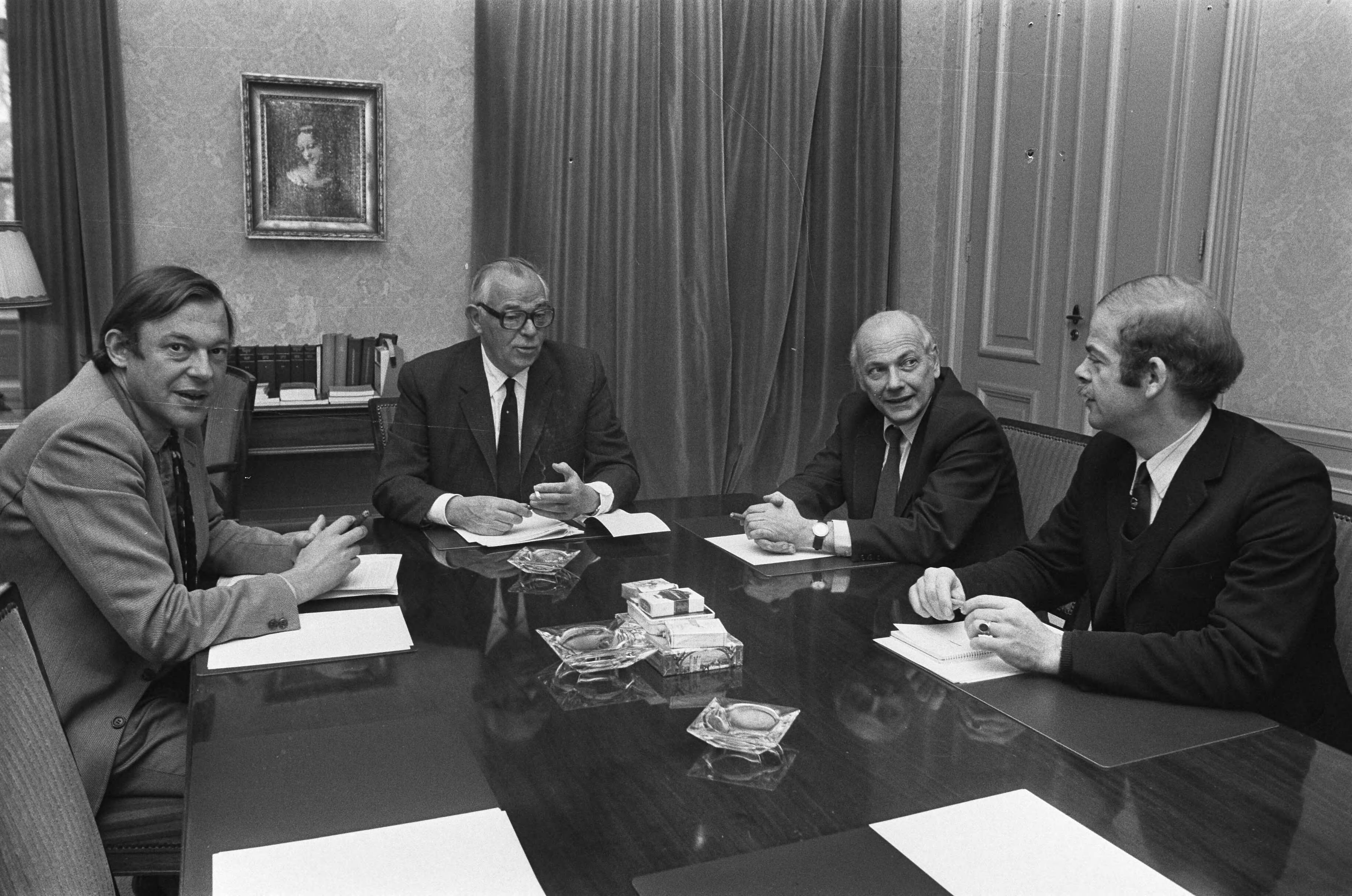 Fotocollectie Anefo — Kabinetsformateur mr. J. A. W. Burger ontvangt fractieleiders van progressieve drie, Van Mierlo, Burger, Den Uyl, De Gaay Fortman — Foto: Mieremet, Rob / Anefo. Licentie: Set B: Rechtenvrij / Publiek Domein. Bron: Nationaal Archief. http://hdl.handle.net/10648/ac246418-d0b4-102d-bcf8-003048976d84