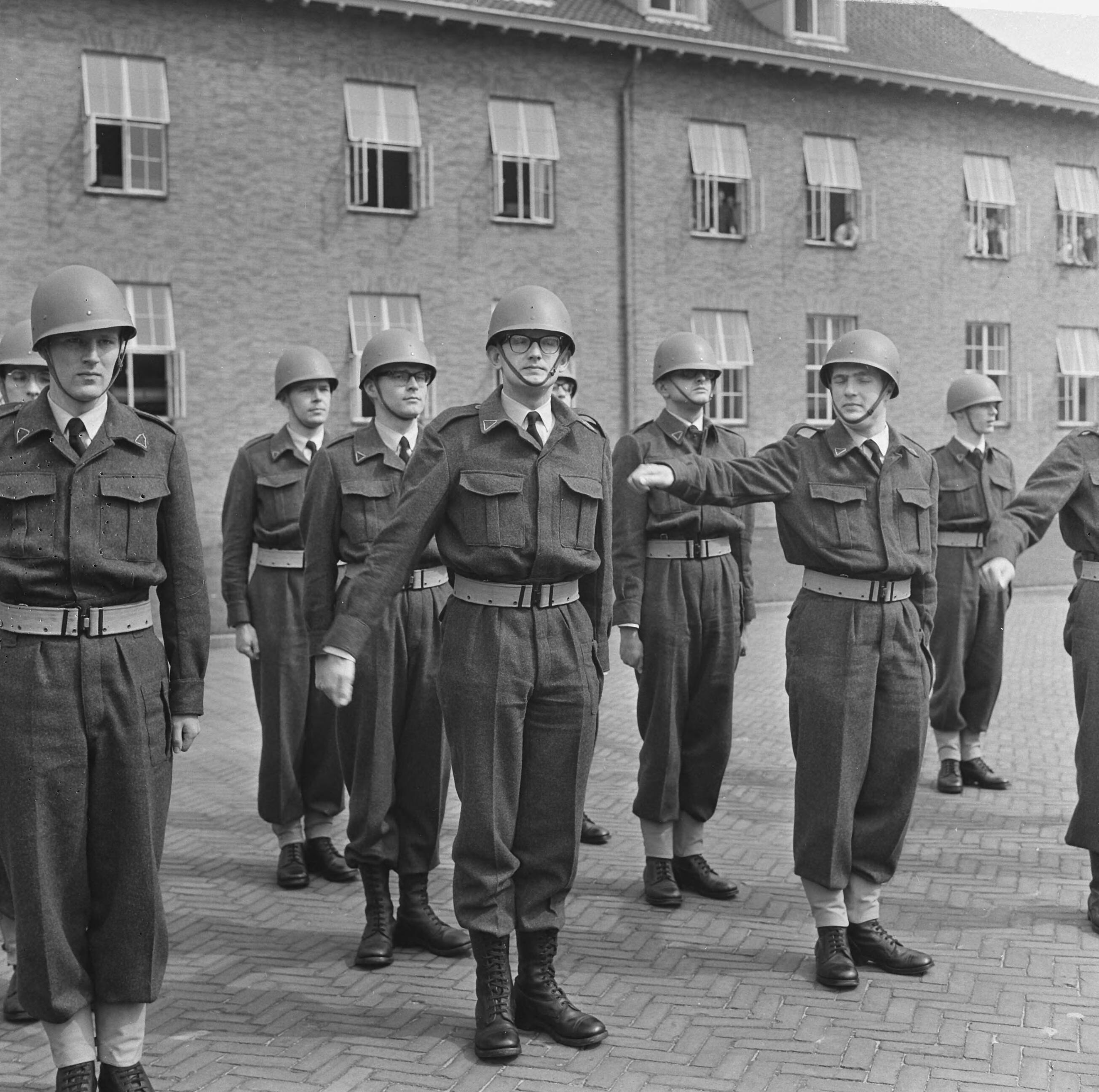 Fotocollectie Anefo — Mr. Pieter van Vollenhoven in militaire dienst bij de luchtmacht in Breda, mr. Pieter tijdens exercitie — Foto: Koch, Eric / Anefo. Licentie: Set B: Rechtenvrij / Publiek Domein. Bron: Nationaal Archief. http://hdl.handle.net/10648/aae77e64-d0b4-102d-bcf8-003048976d84