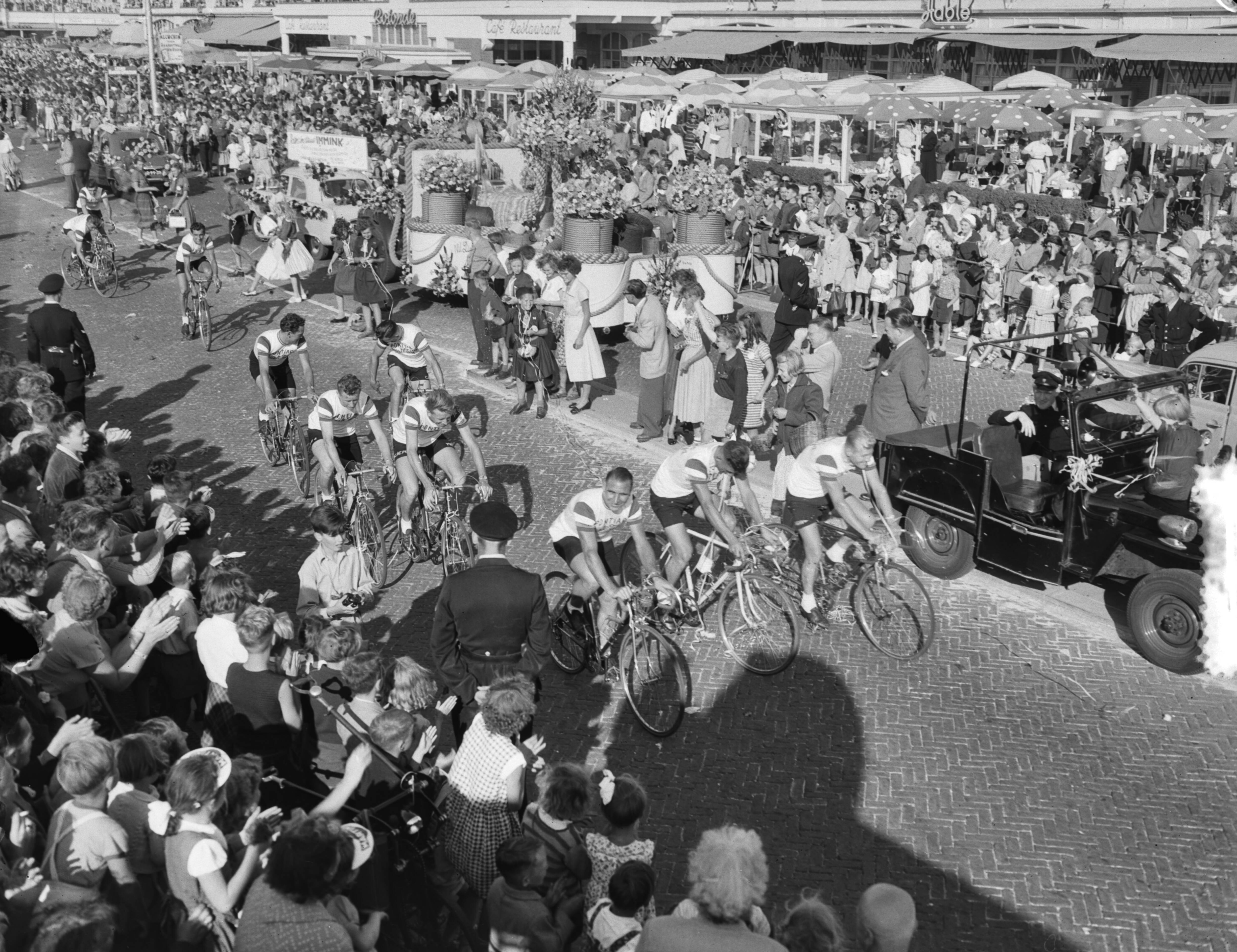 Bloemencorso in Den Haag 1953 — Bloemencorso in Den Haag. Tour de France ploeg op de fiets — Foto: Duinen, G.W. van / Anefo. Licentie: Set B: Rechtenvrij / Publiek Domein. Bron: Nationaal Archief. http://hdl.handle.net/10648/a910beb6-d0b4-102d-bcf8-003048976d84