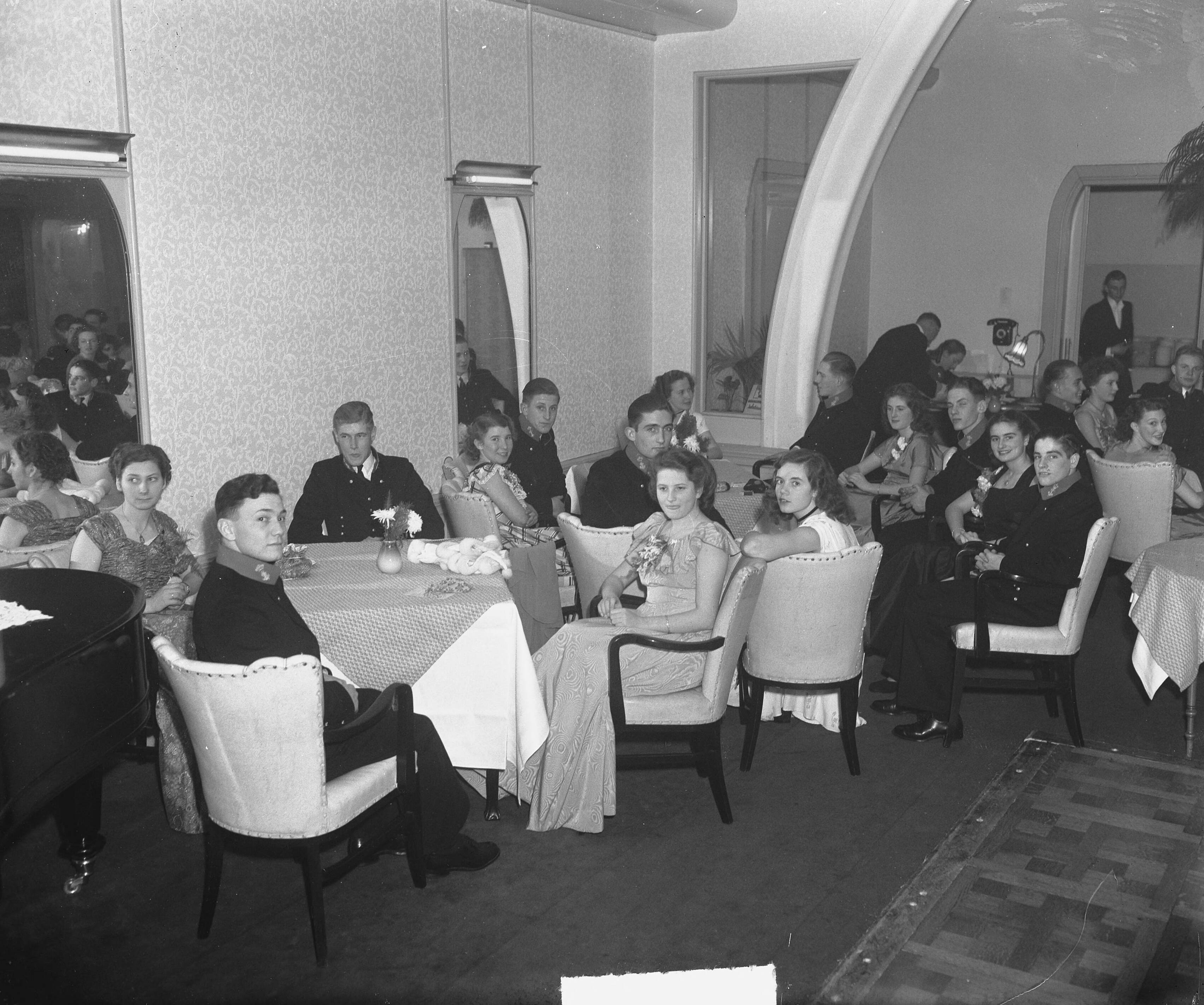 Fotocollectie Anefo — Bal adelborsten Kurhaus Scheveningen @ — Foto: Merk, Ben / Anefo. Licentie: Set B: Rechtenvrij / Publiek Domein. Bron: Nationaal Archief. http://hdl.handle.net/10648/a8c17e32-d0b4-102d-bcf8-003048976d84