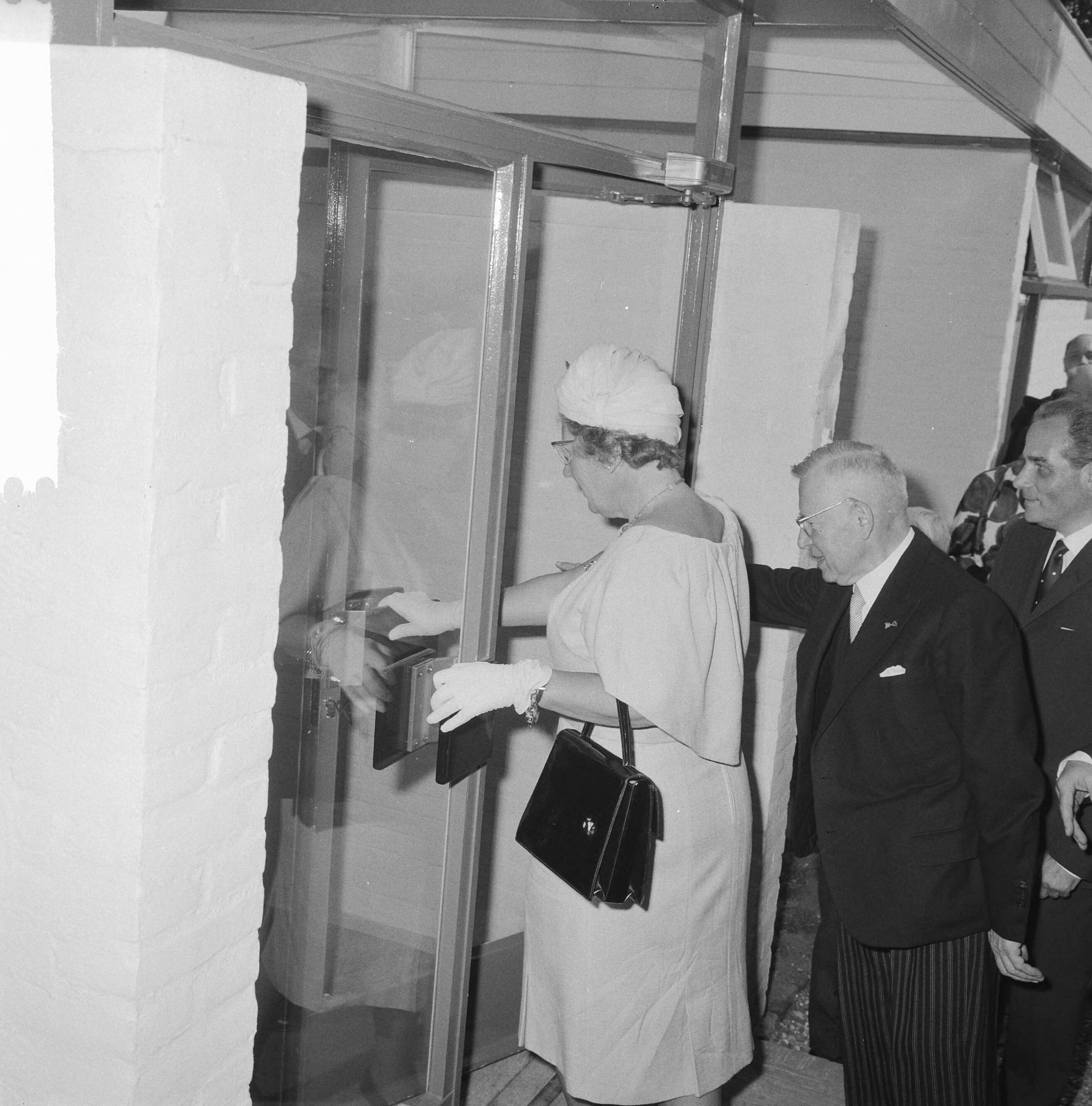 Fotocollectie Anefo — Koningin Juliana opent de Hemofiliekliniek in Huizen — Foto: Nijs, Jac. de / Anefo. Licentie: Set B: Rechtenvrij / Publiek Domein. Bron: Nationaal Archief. http://hdl.handle.net/10648/aa6eb394-d0b4-102d-bcf8-003048976d84
