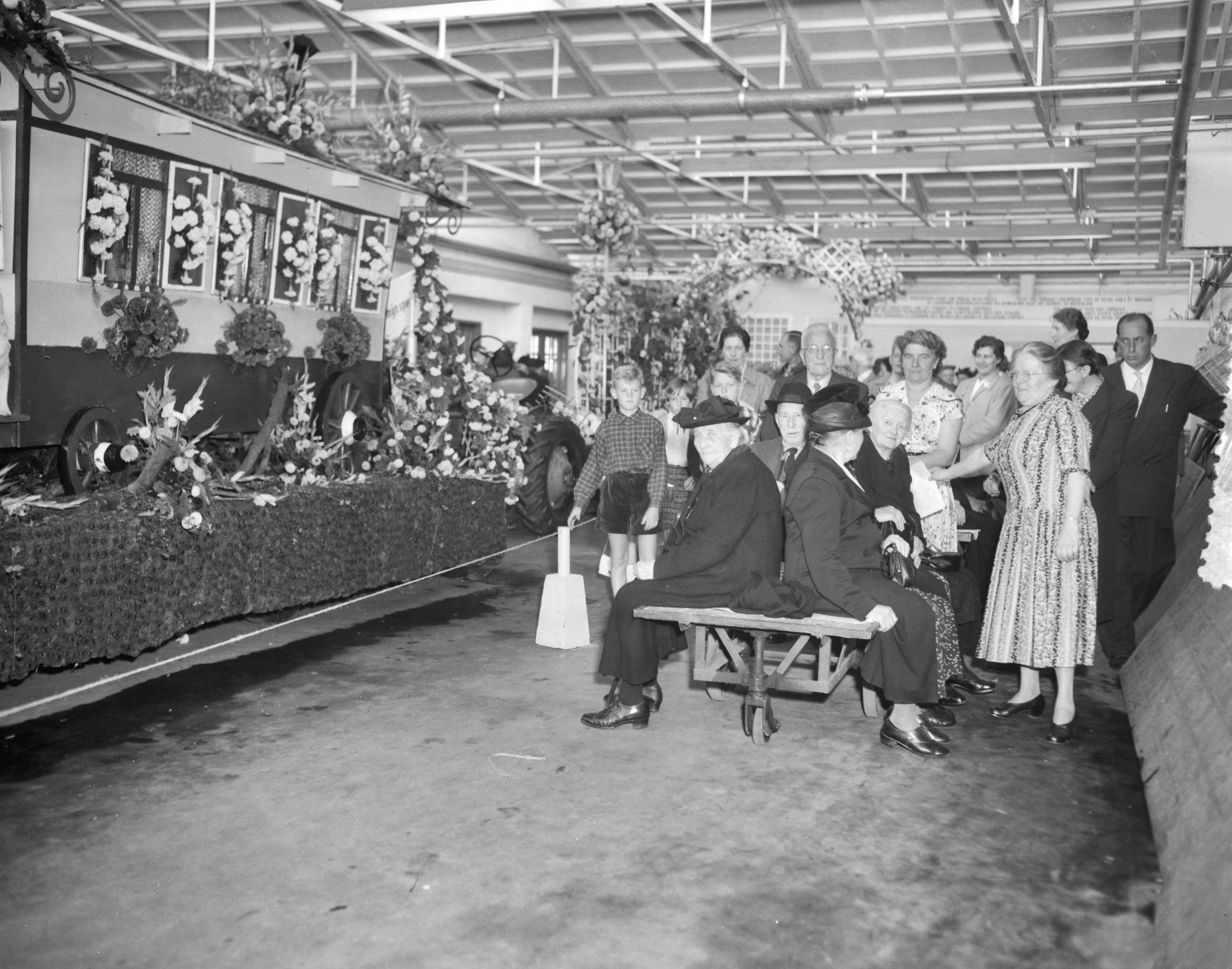 Fotocollectie Anefo — Ouden van dagen bezoeken praalwagens bloemencorso Alsmeer — Foto: Pot, Harry / Anefo. Licentie: Set B: Rechtenvrij / Publiek Domein. Bron: Nationaal Archief. http://hdl.handle.net/10648/ad77df16-d0b4-102d-bcf8-003048976d84