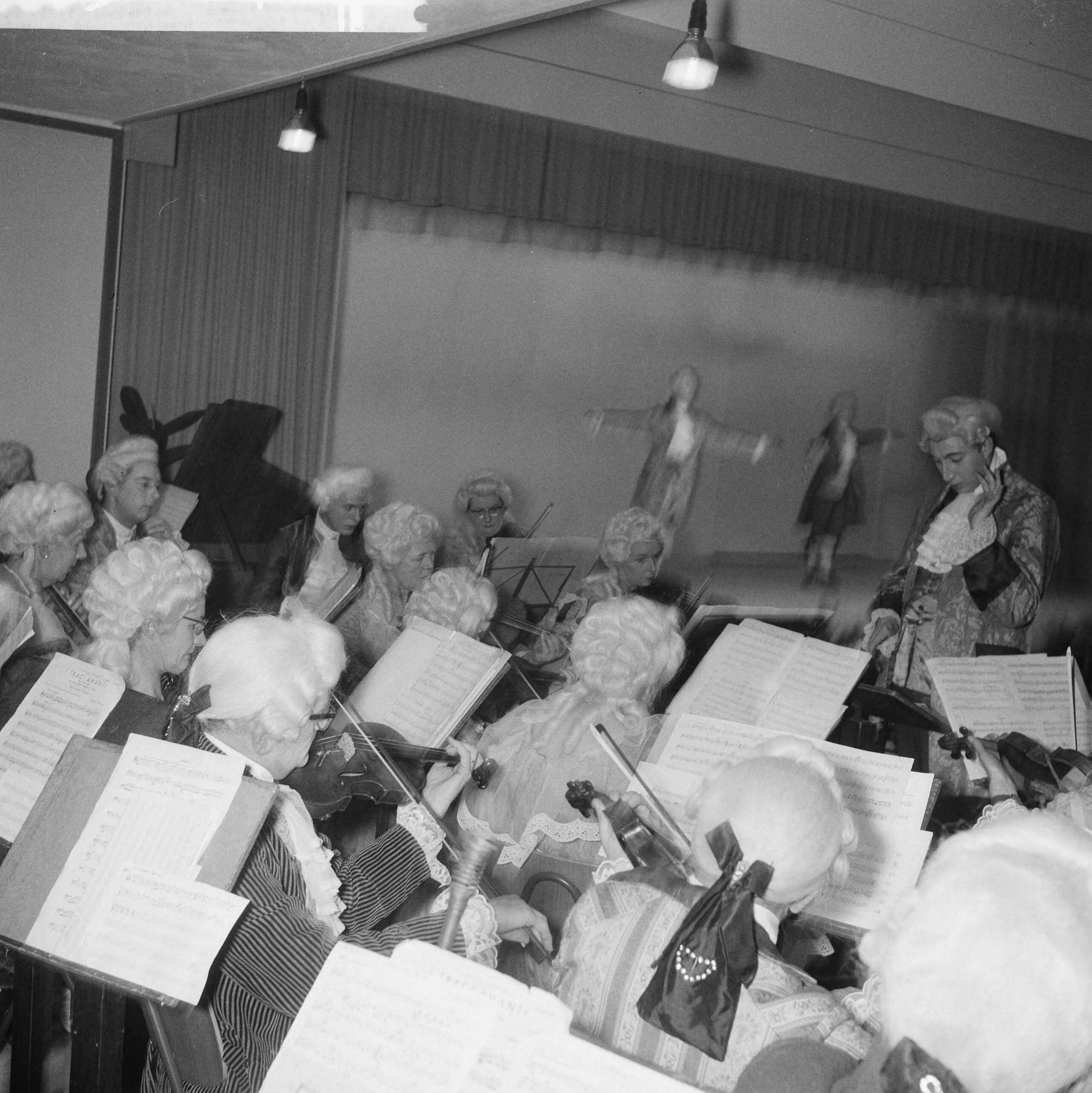 Fotocollectie Anefo — Uitvoering van "Die Haerlemsche Musyckkamer" — Foto: Nijs, Jac. de / Anefo. Licentie: Set B: Rechtenvrij / Publiek Domein. Bron: Nationaal Archief. http://hdl.handle.net/10648/a9ec7398-d0b4-102d-bcf8-003048976d84