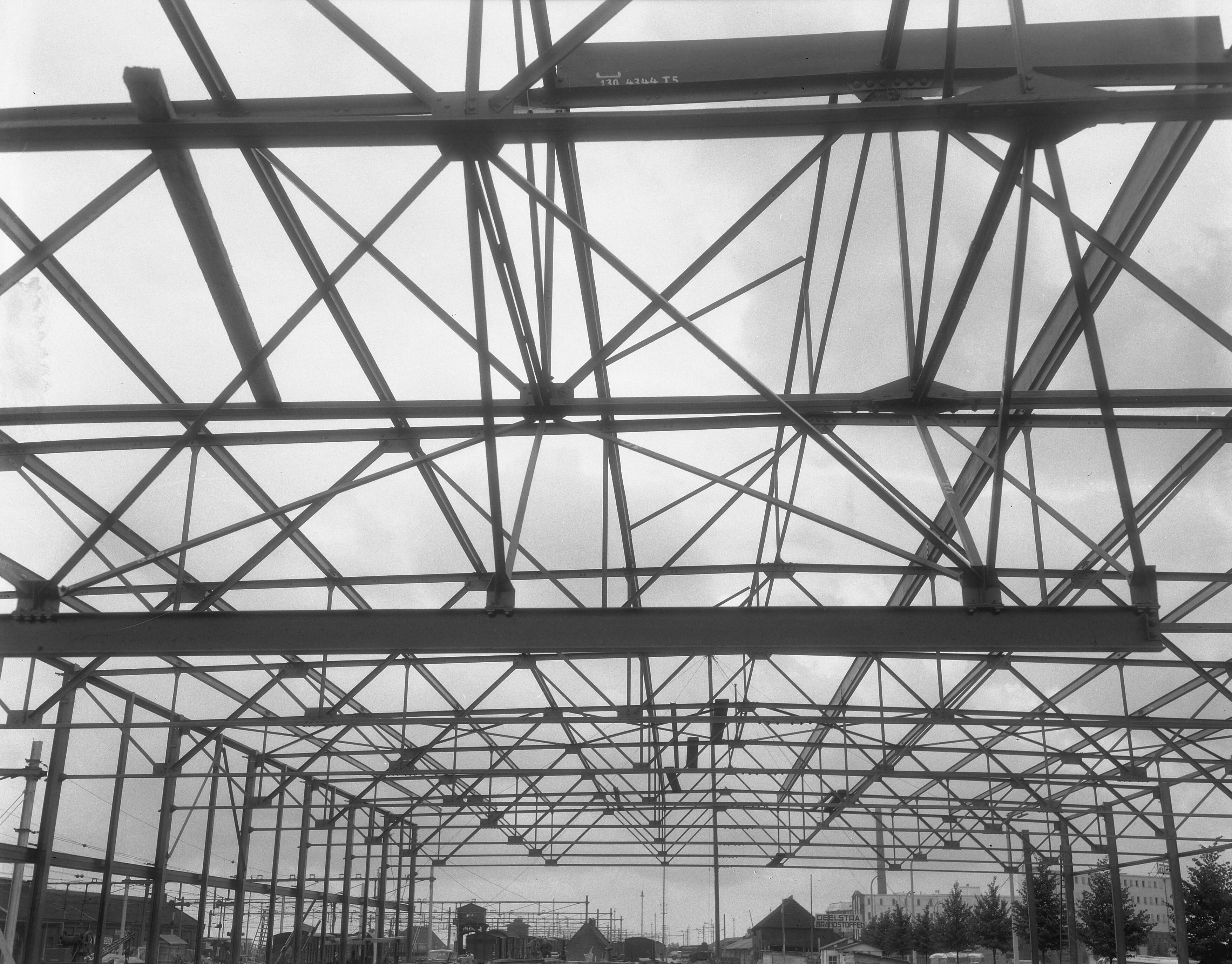 Fotocollectie Anefo — Staalconstructies aanbouw hal station Leeuwarden, uitvoerders Fa. Kloos uit Kinderdijk — Foto: Duinen, G.W. van / Anefo. Licentie: Set B: Rechtenvrij / Publiek Domein. Bron: Nationaal Archief. http://hdl.handle.net/10648/a9278f6a-d0b4-102d-bcf8-003048976d84
