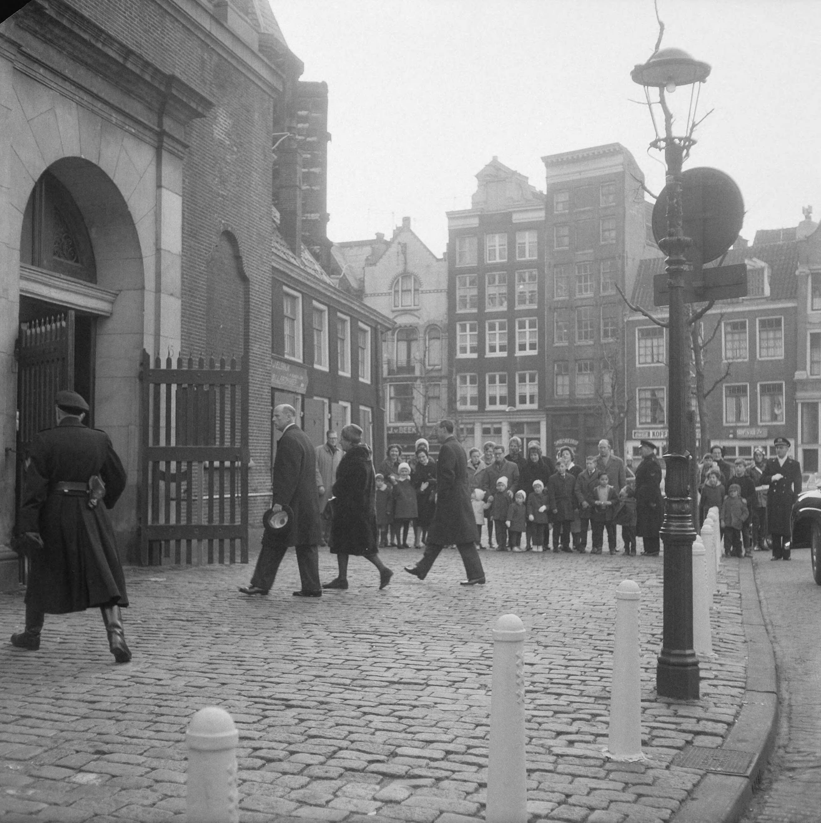 Koninklijk bezoek aan Amsterdam 1962 — Koninklijk paar woont kerkdienst bij in Oude Kerk te Amsterdam. Aankomst van koningin en prins — Foto: Gelderen, Hugo van / Anefo. Licentie: Set B: Rechtenvrij / Publiek Domein. Bron: Nationaal Archief. http://hdl.handle.net/10648/a9f775a4-d0b4-102d-bcf8-003048976d84