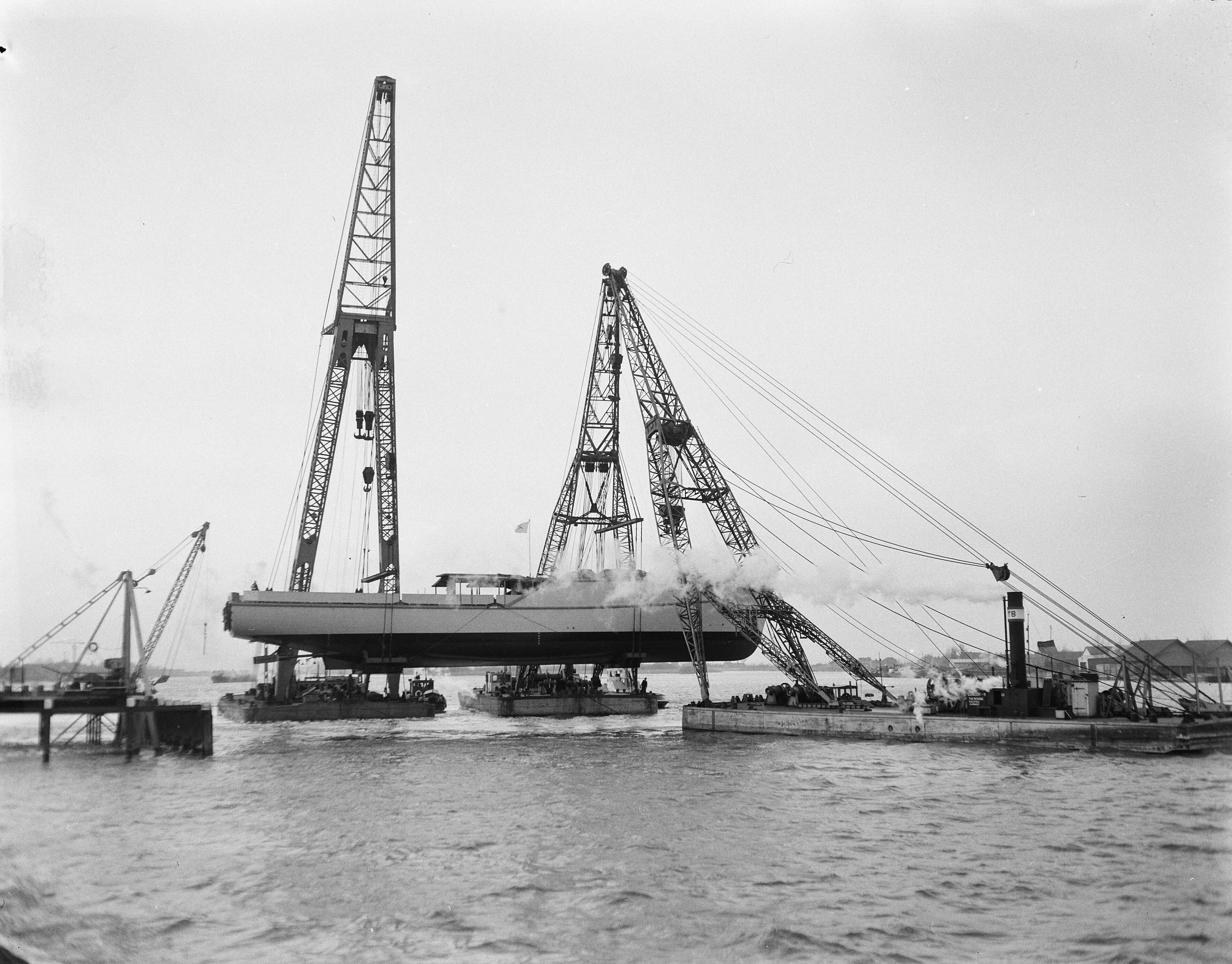 Fotocollectie Anefo — Tewaterlating van de mijnenveger Hr. Ms. "Veere" bij L. Smits & Zonen N.V. te Kinderdijk. De tewaterlating vindt plaats met behulp van drijvende bokken — Foto: Noske, J.D. / Anefo. Licentie: Set B: Rechtenvrij / Publiek Domein. Bron: Nationaal Archief. http://hdl.handle.net/10648/a942c0aa-d0b4-102d-bcf8-003048976d84