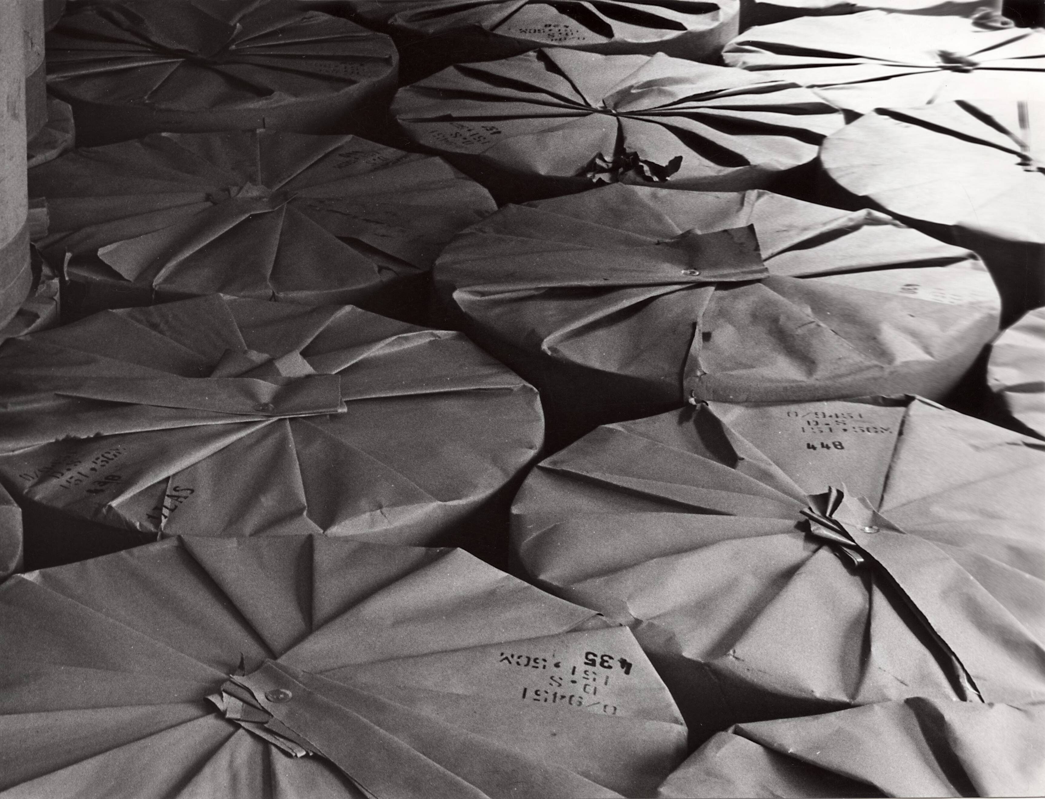 Collectie nader te bepalen — [Serie Bedrijfsvoering Spaarnestad] [ingepakte papierrollen] — Foto: Fotograaf Onbekend / Fotobureau onbekend / Spaarnestad Photo (05887). Licentie: Set B: Rechtenvrij / Publiek Domein. Bron: Nationaal Archief. http://hdl.handle.net/10648/35429da6-42c1-a382-e063-6df0900a6686