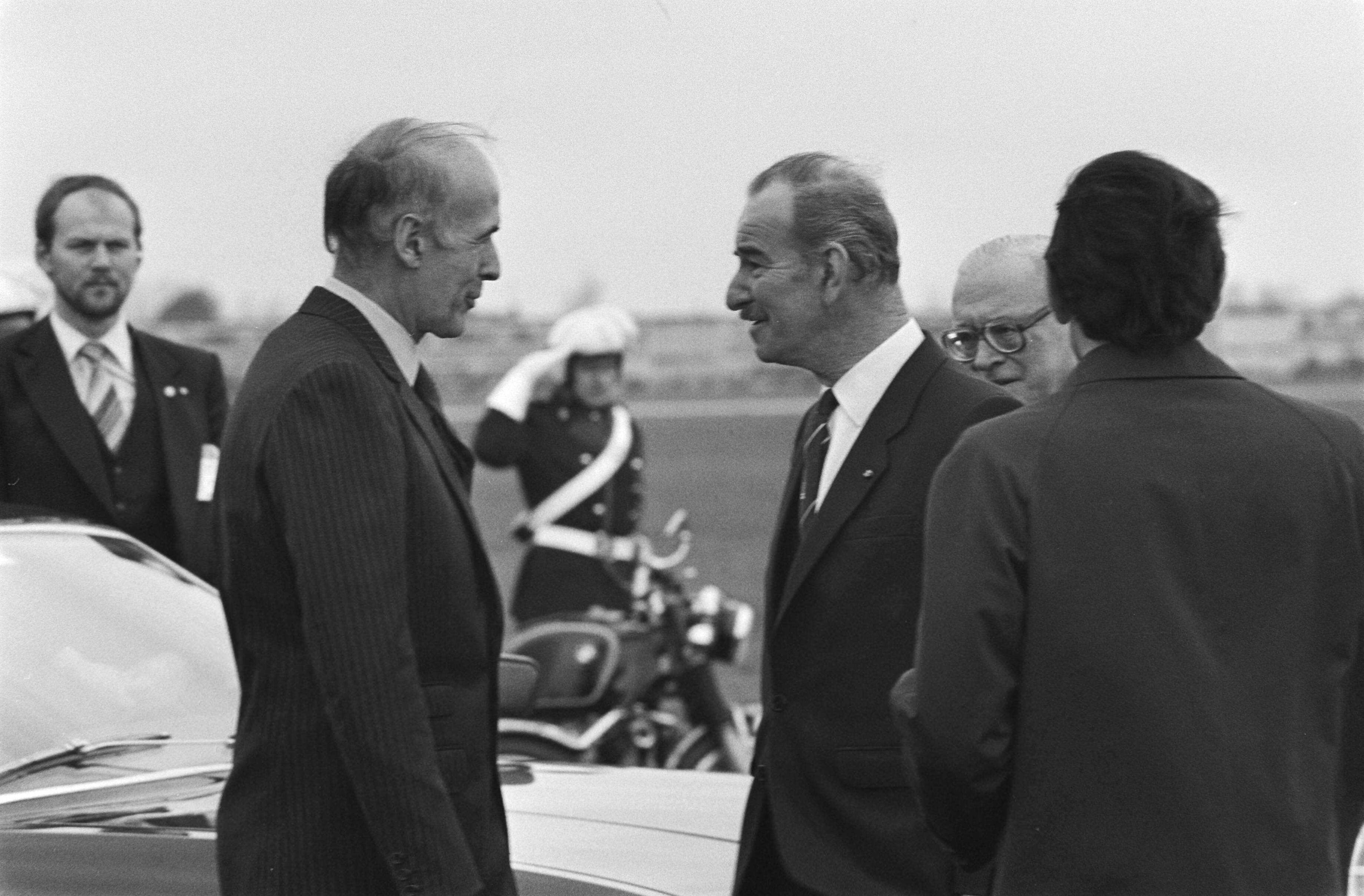 Fotocollectie Anefo — Europese Raad in Maastricht, Minister Van der Klaauw en Giscard dEstaing op vliegveld Beek — Foto: Croes, Rob C. / Anefo. Licentie: Set B: Rechtenvrij / Publiek Domein. Bron: Nationaal Archief. http://hdl.handle.net/10648/acf7c89e-d0b4-102d-bcf8-003048976d84