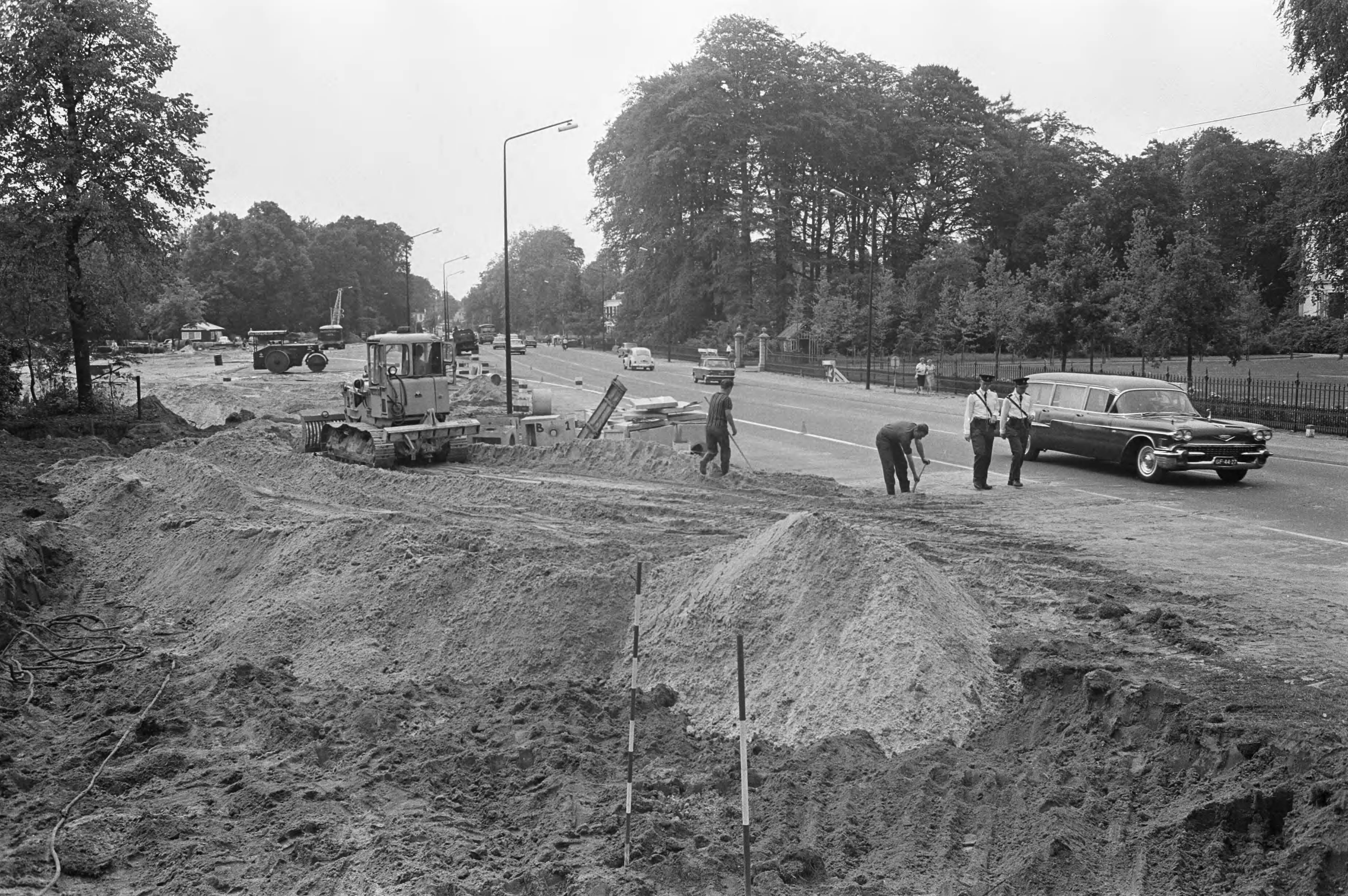 Fotocollectie Anefo — Autoweg voor Soestdijk wordt verbreed. Uitzicht machinist van de stoomwals op Paleis Soestdijk als hij daar aan het werk is / — Foto: Koch, Eric / Anefo. Licentie: Set B: Rechtenvrij / Publiek Domein. Bron: Nationaal Archief. http://hdl.handle.net/10648/ab46304e-d0b4-102d-bcf8-003048976d84