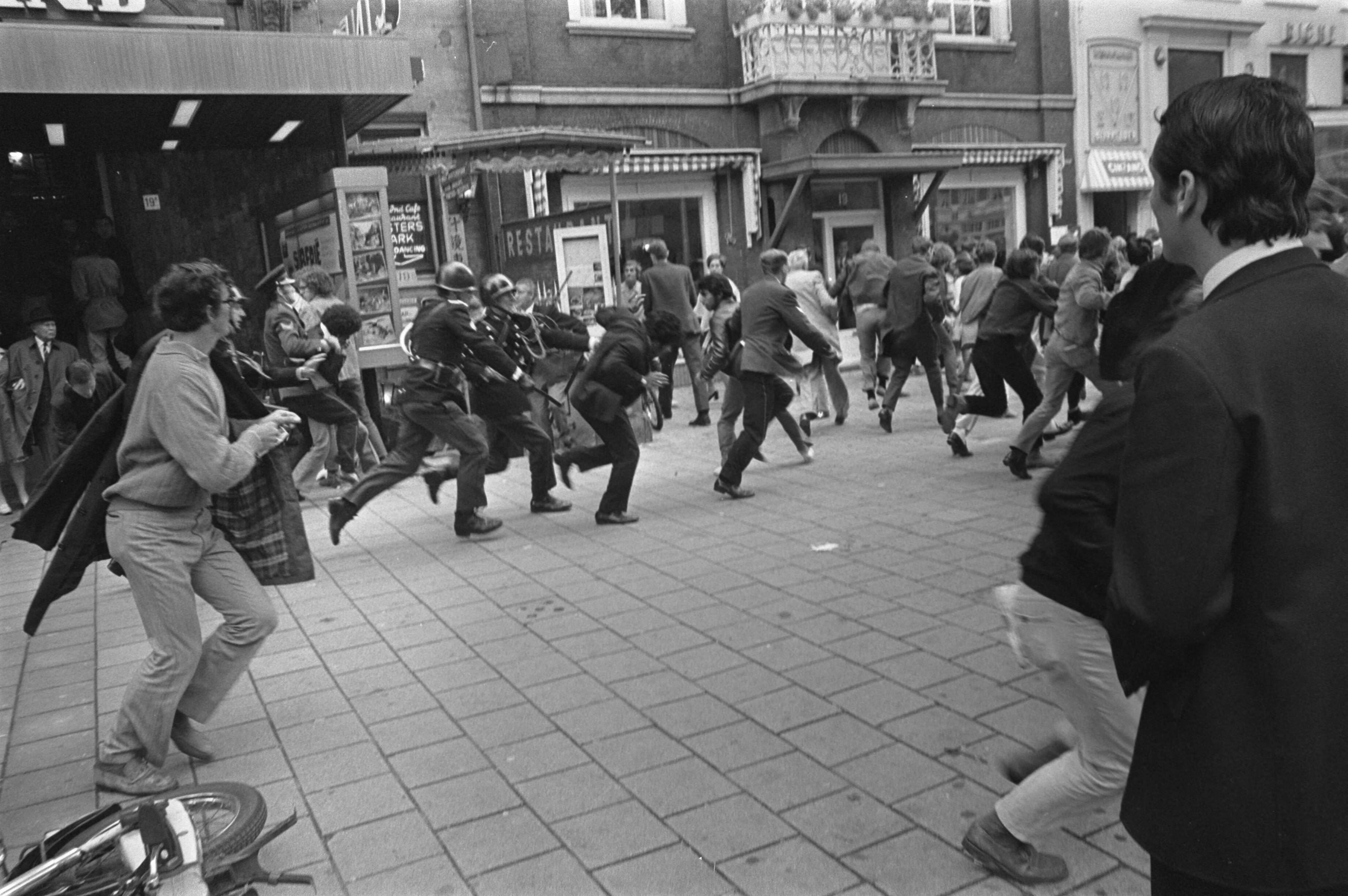Fotocollectie Anefo — Demonstrerende Zuid-Molukkers worden door politie weggestuurd op Buitenhof, Den Haag ; charge met wapenstok — Foto: Koch, Eric / Anefo. Licentie: Set B: Rechtenvrij / Publiek Domein. Bron: Nationaal Archief. http://hdl.handle.net/10648/aba22872-d0b4-102d-bcf8-003048976d84