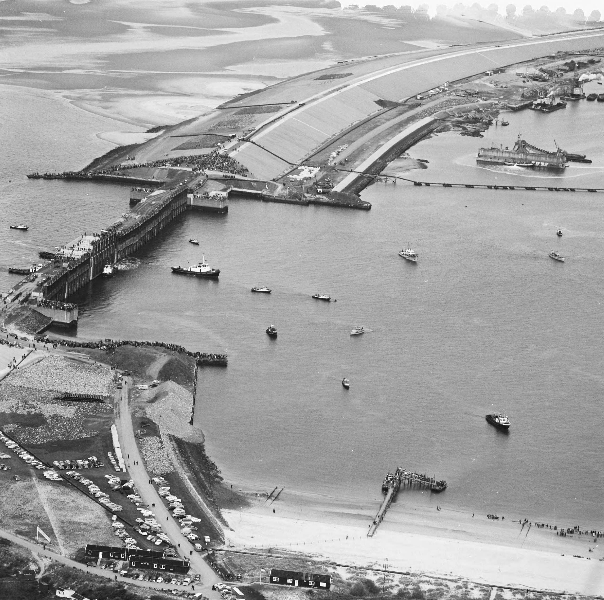 Fotocollectie Anefo — Sluiting Veerse Gat. Luchtopname — Foto: Slagboom, Anton / Anefo. Licentie: Set B: Rechtenvrij / Publiek Domein. Bron: Nationaal Archief. http://hdl.handle.net/10648/a9d2bde0-d0b4-102d-bcf8-003048976d84