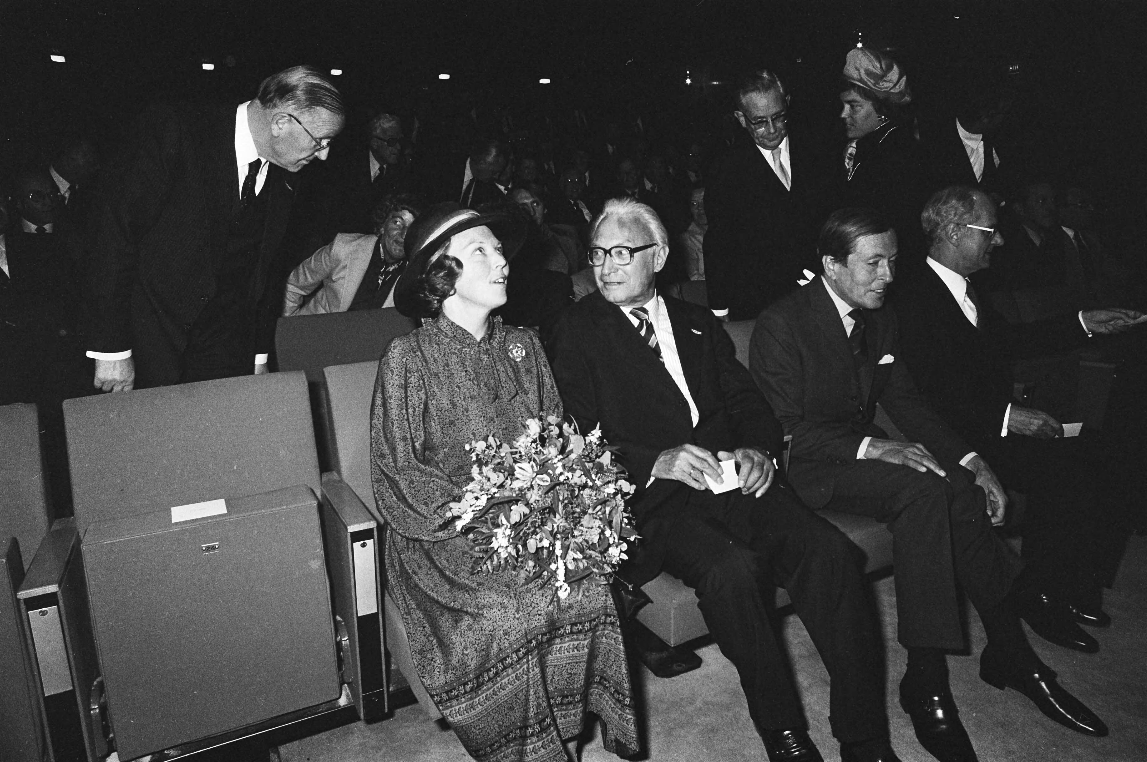 Fotocollectie Anefo — Prinses Beatrix en Prins Claus aanwezig bij 125-jarig bestaan van de Kamer van Koophandel en Fabrieken van Den Haag — Foto: Suyk, Koen / Anefo. Licentie: Set B: Rechtenvrij / Publiek Domein. Bron: Nationaal Archief. http://hdl.handle.net/10648/acbc311c-d0b4-102d-bcf8-003048976d84