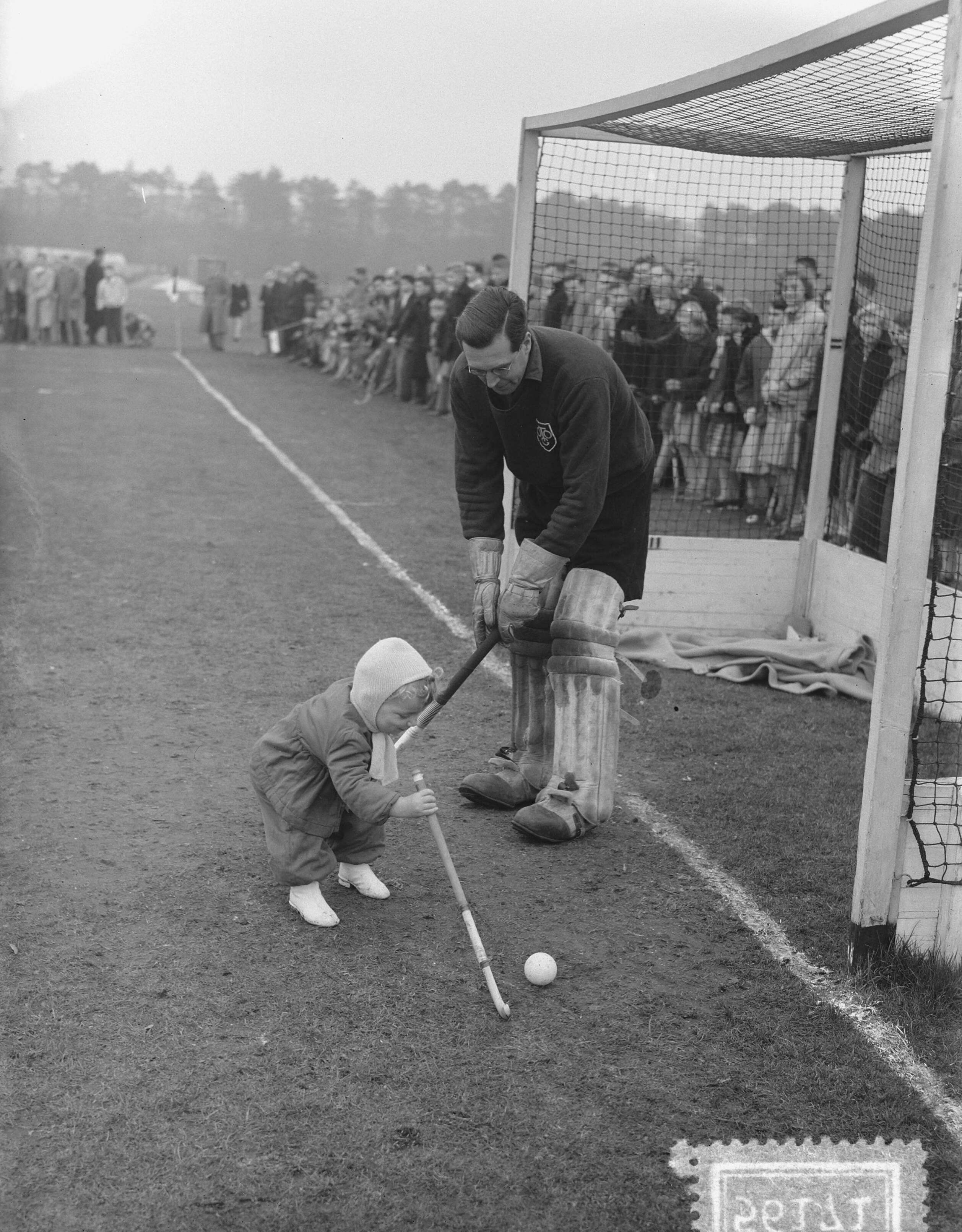 Fotocollectie Anefo — Hockey. TOGO tegen HHYC Den Haag 0-3. Spelmoment — Foto: Duinen, H. van / Anefo. Licentie: Set B: Rechtenvrij / Publiek Domein. Bron: Nationaal Archief. http://hdl.handle.net/10648/a908cd78-d0b4-102d-bcf8-003048976d84
