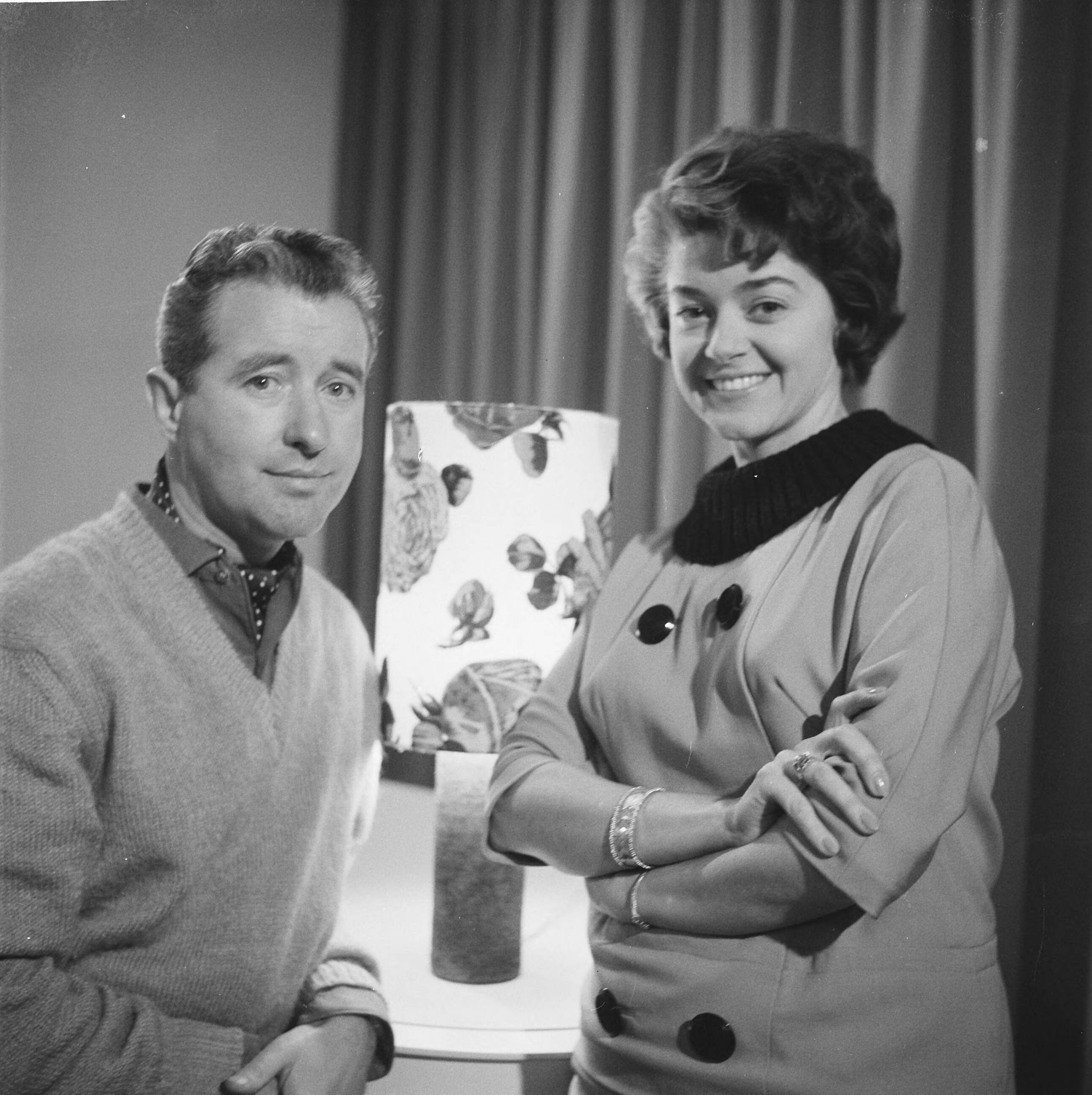 Fotocollectie Anefo — Teddy en Henk Scholten gaan naar Duitse TV — Foto: Nijs, Jac. de / Anefo. Licentie: Set B: Rechtenvrij / Publiek Domein. Bron: Nationaal Archief. http://hdl.handle.net/10648/a9efc872-d0b4-102d-bcf8-003048976d84