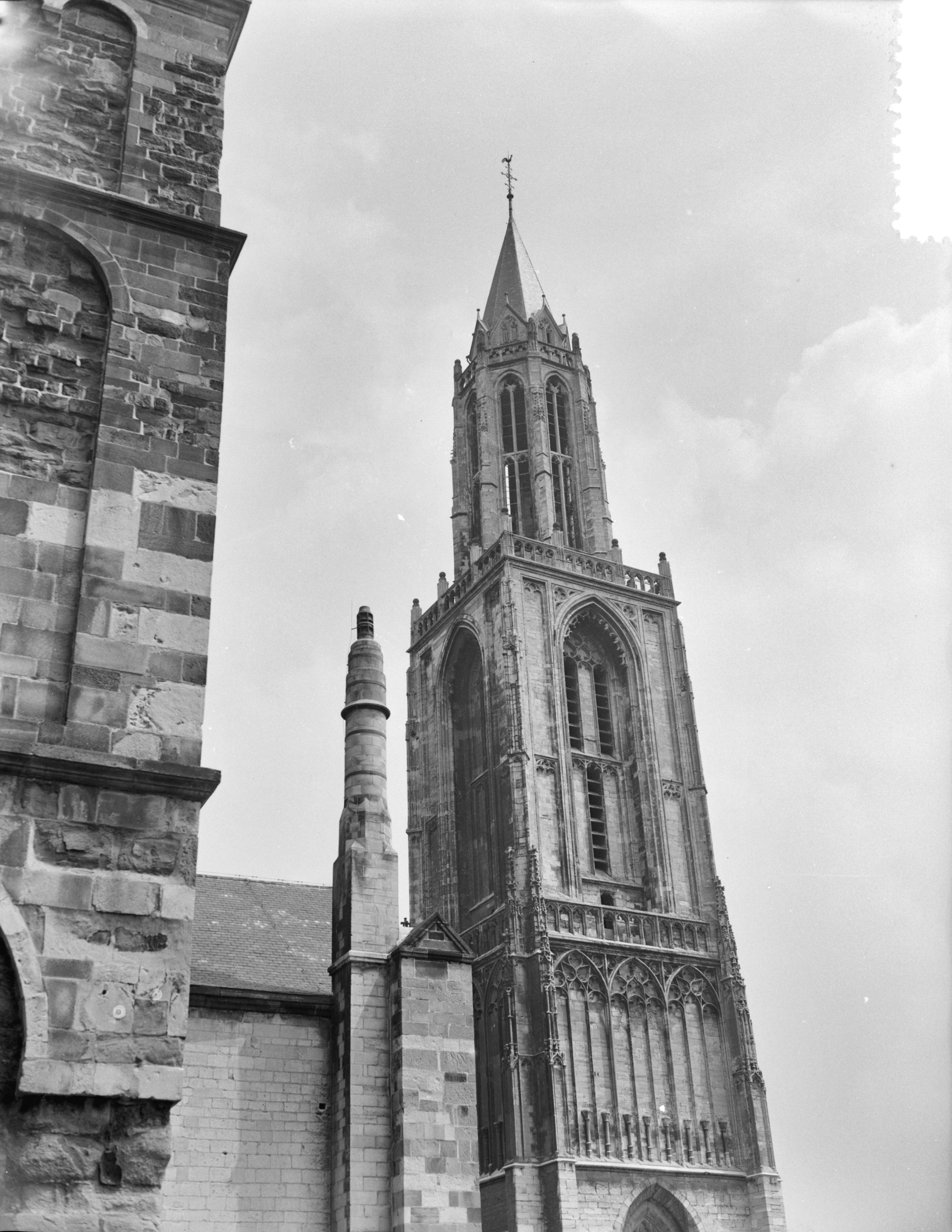 Fotocollectie Anefo — Stadsgezichten Maastricht, Kerktoren van de Sint-Janskerk — Foto: Pot, Harry / Anefo. Licentie: Set B: Rechtenvrij / Publiek Domein. Bron: Nationaal Archief. http://hdl.handle.net/10648/a9371df4-d0b4-102d-bcf8-003048976d84