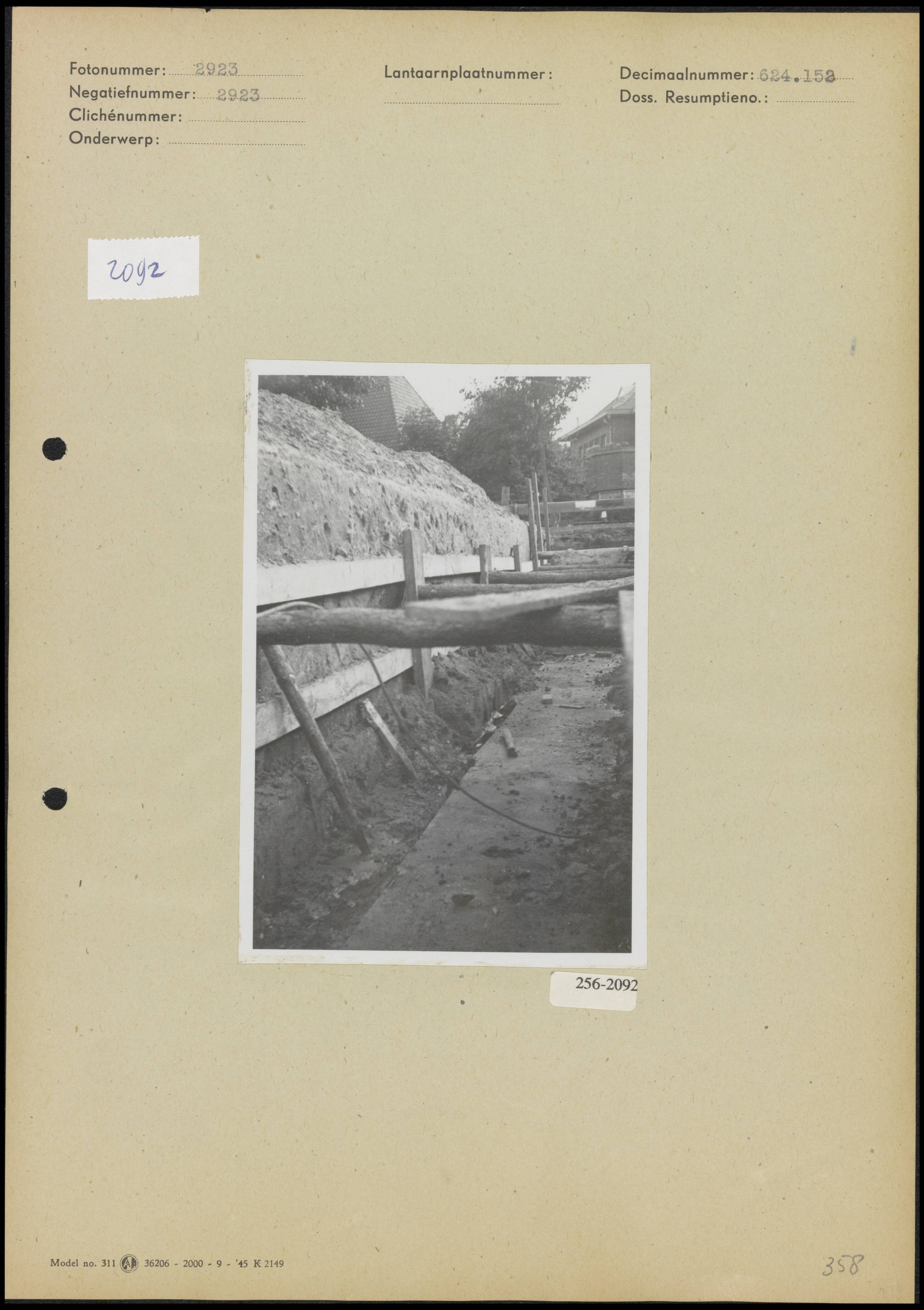 Riolering Amstenrade — Aanleg riolering, vermoedelijk te Amstenrade — Foto: Onbekend / Publiek Domein of Rechtenvrij. Licentie: Set B: Rechtenvrij / Publiek Domein. Bron: Nationaal Archief. http://hdl.handle.net/10648/b018ba56-d0b4-102d-bcf8-003048976d84
