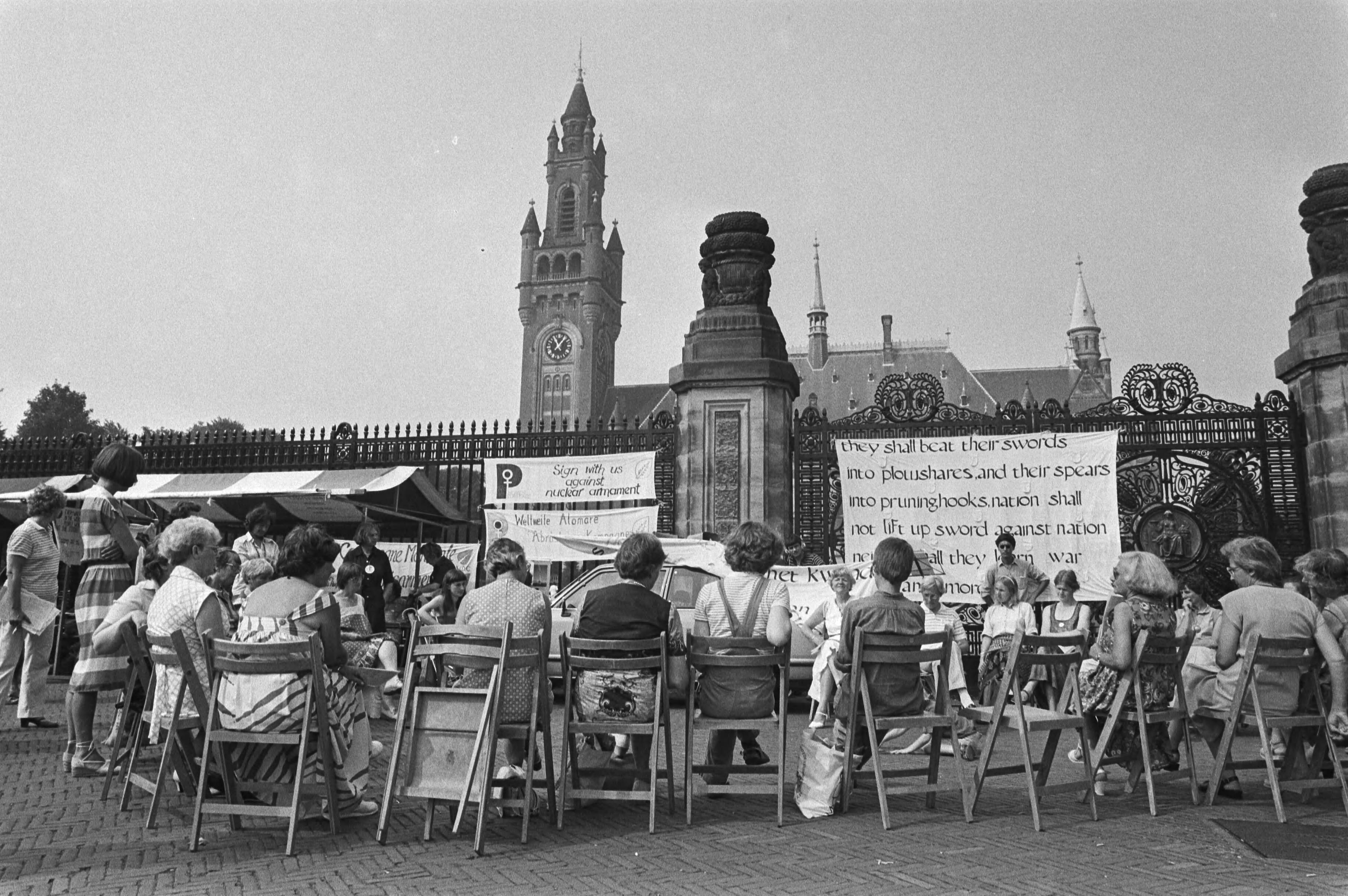 Fotocollectie Anefo — "Vrouwen voor Vrede" herdenken Hiroshima voor Vredespaleis in Den Haag — Foto: Dijk, Hans van / Anefo. Licentie: Set B: Rechtenvrij / Publiek Domein. Bron: Nationaal Archief. http://hdl.handle.net/10648/ad010bc0-d0b4-102d-bcf8-003048976d84