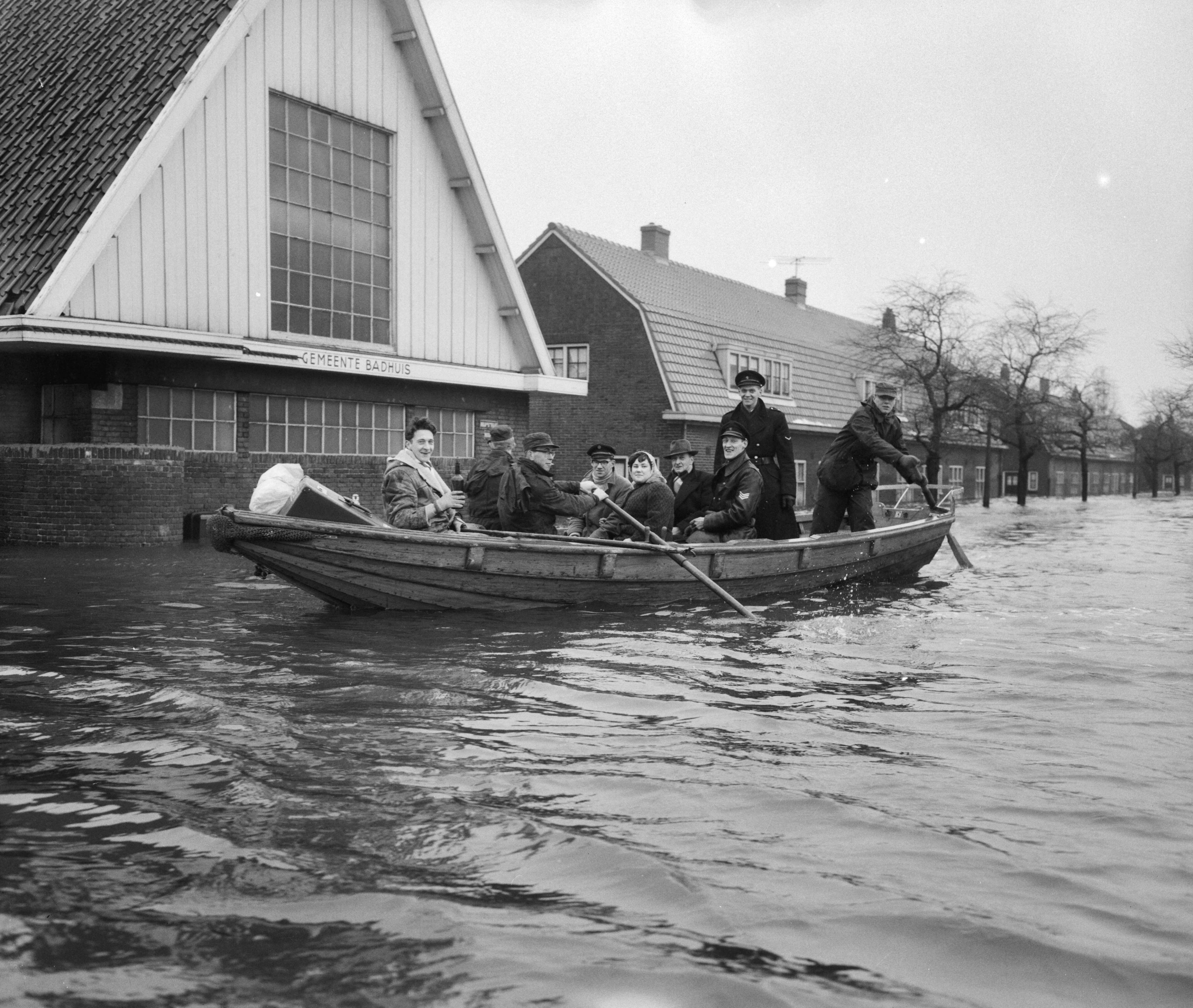 Ramp Tuindorp Oostzaan — Ramp Tuindorp Oostzaan, mensen halen bezittingen op — Foto: Behrens, Herbert F. / Anefo. Licentie: Set B: Rechtenvrij / Publiek Domein. Bron: Nationaal Archief. http://hdl.handle.net/10648/a9a6066a-d0b4-102d-bcf8-003048976d84