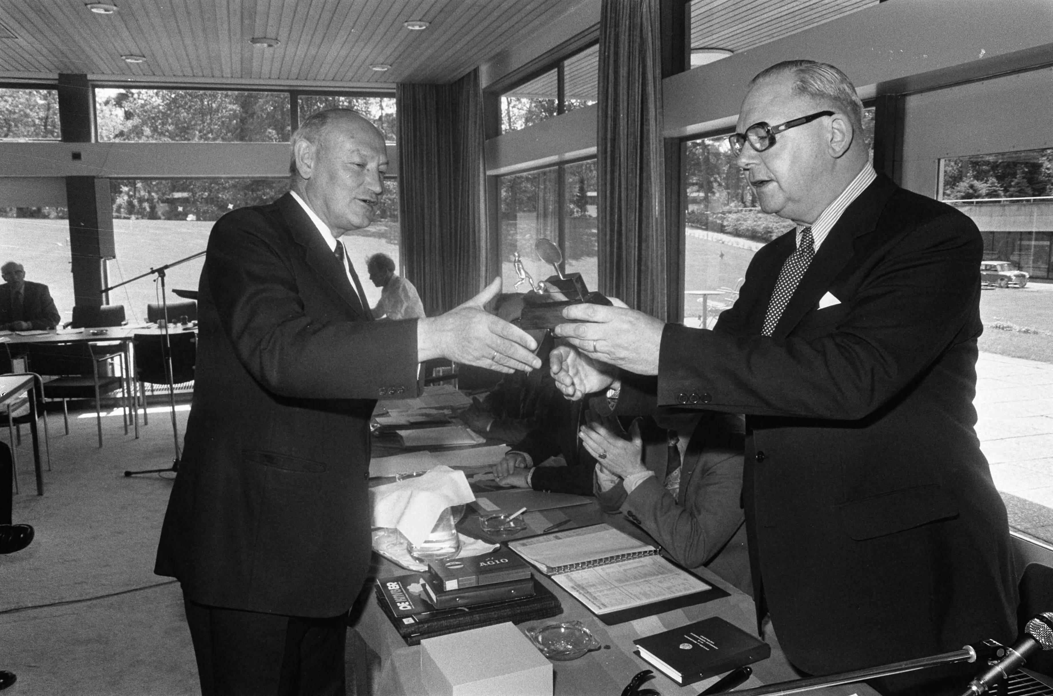 Uitreiking van medailles tijdens de KNVB-vergadering in Zeist — KNVB-voorzitter Meuleman (rechts) overhandigt de medaille aan PSV-voorzitter Groeneveld — Foto: Peters, Hans / Anefo. Licentie: Set B: Rechtenvrij / Publiek Domein. Bron: Nationaal Archief. http://hdl.handle.net/10648/ac69e39e-d0b4-102d-bcf8-003048976d84