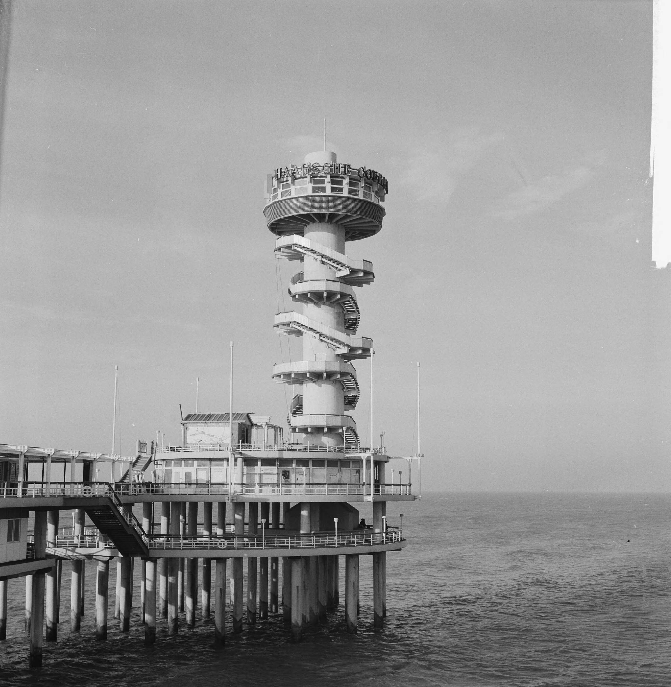 Fotocollectie Anefo — Uitkijktoren op Scheveningse Pier bijna klaar — Foto: Koch, Eric / Anefo. Licentie: Set B: Rechtenvrij / Publiek Domein. Bron: Nationaal Archief. http://hdl.handle.net/10648/a9f4e7b2-d0b4-102d-bcf8-003048976d84