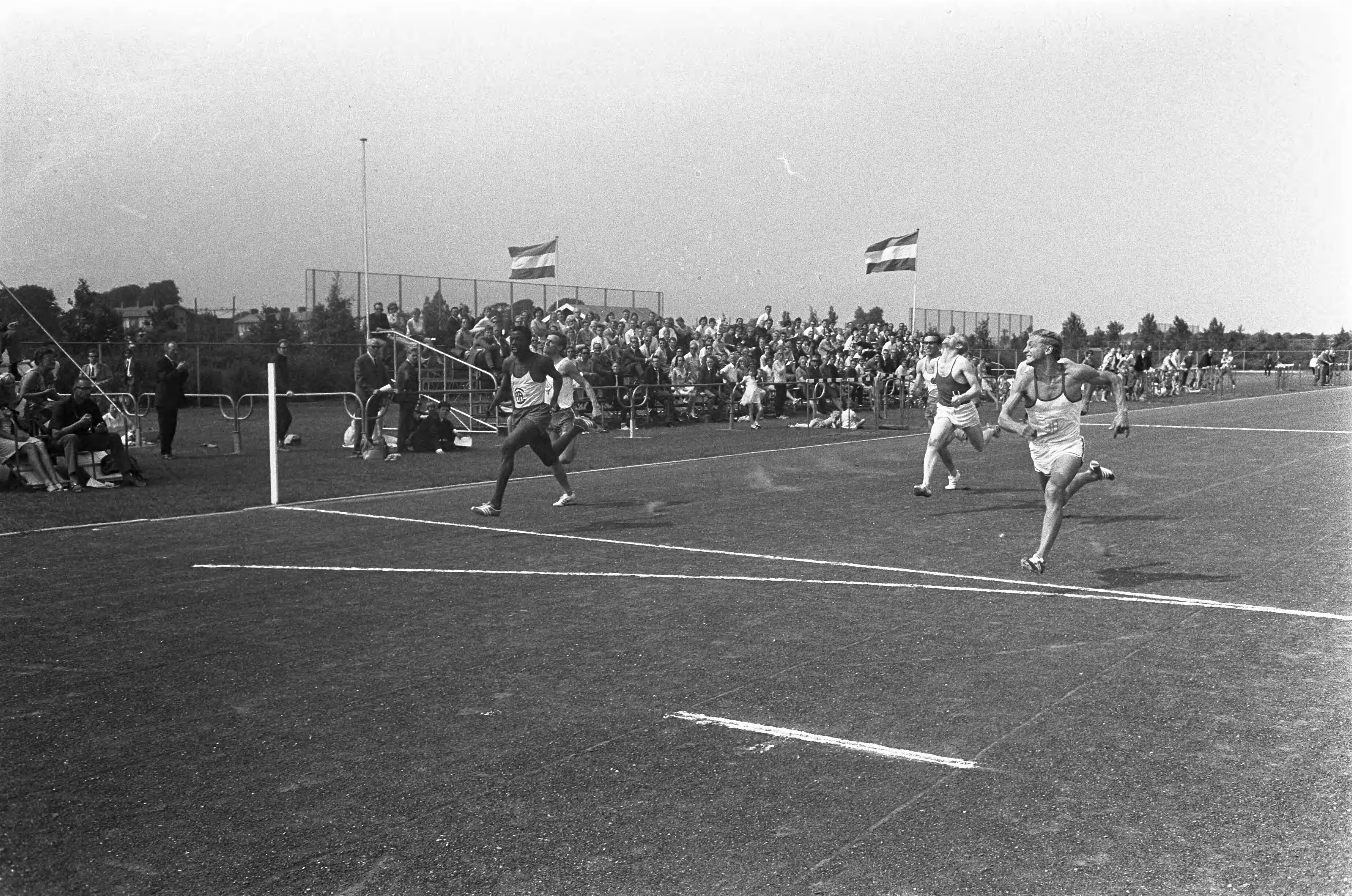 Fotocollectie Anefo — Noord-Hollandse atletiek-kampioenschappen te Haarlem — Foto: Koch, Eric / Anefo. Licentie: Set B: Rechtenvrij / Publiek Domein. Bron: Nationaal Archief. http://hdl.handle.net/10648/aaf11ee2-d0b4-102d-bcf8-003048976d84