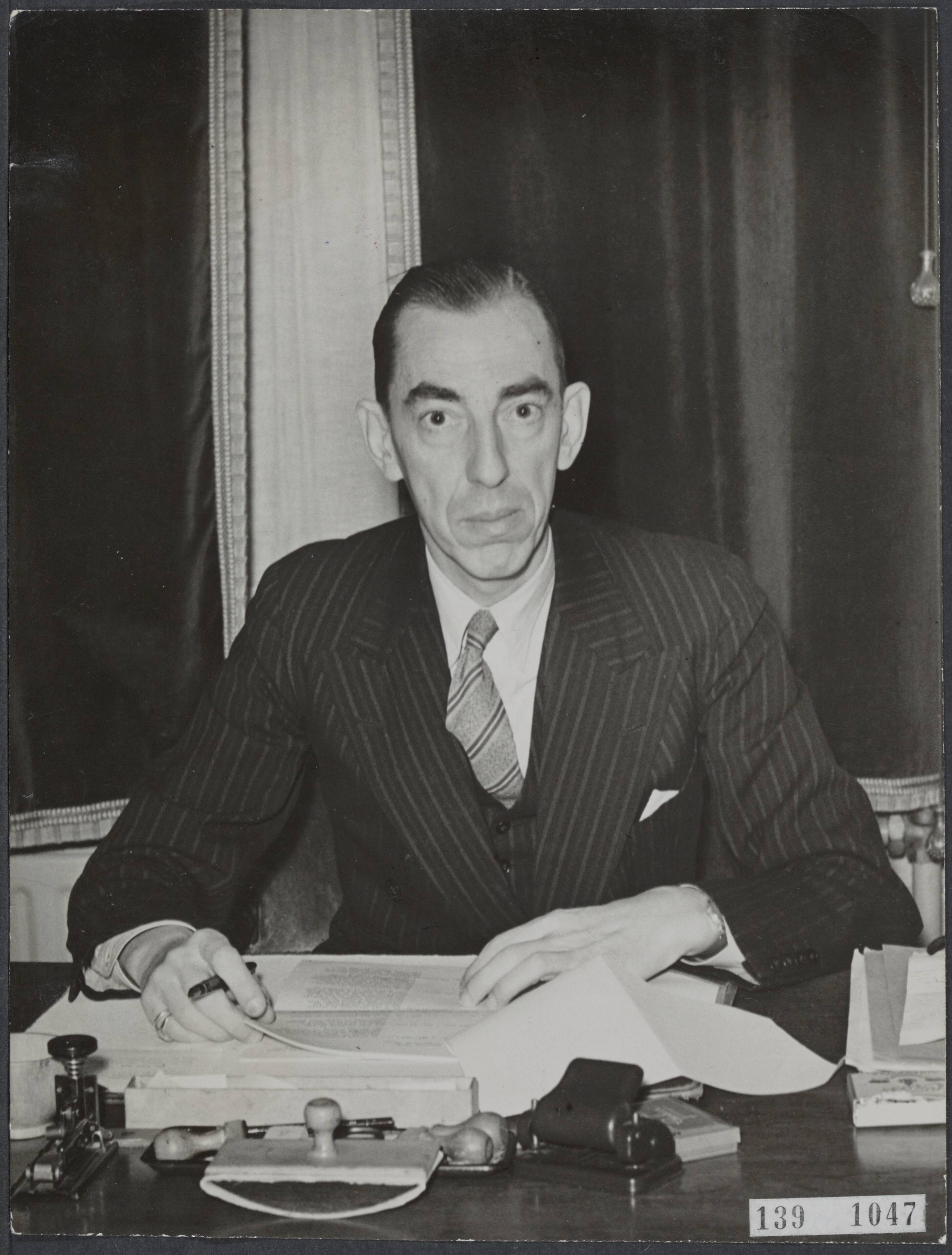 Fotocollectie Rijksvoorlichtingsdienst Eigen — Mr. C.L.W. Fock is per 1 november 1949 benoemd tot secretaris-generaal van het ministerie van Algemene Zaken [1949-1962] , hij was vanaf 1948 raadsadviseur. Later werd hij Commissaris der Koningin in de provincie Groningen [1962-1970] — Foto: Rijksvoorlichtingsdienst (RVD). Licentie: Set B: Rechtenvrij / Publiek Domein. Bron: Nationaal Archief. http://hdl.handle.net/10648/af71ed66-d0b4-102d-bcf8-003048976d84