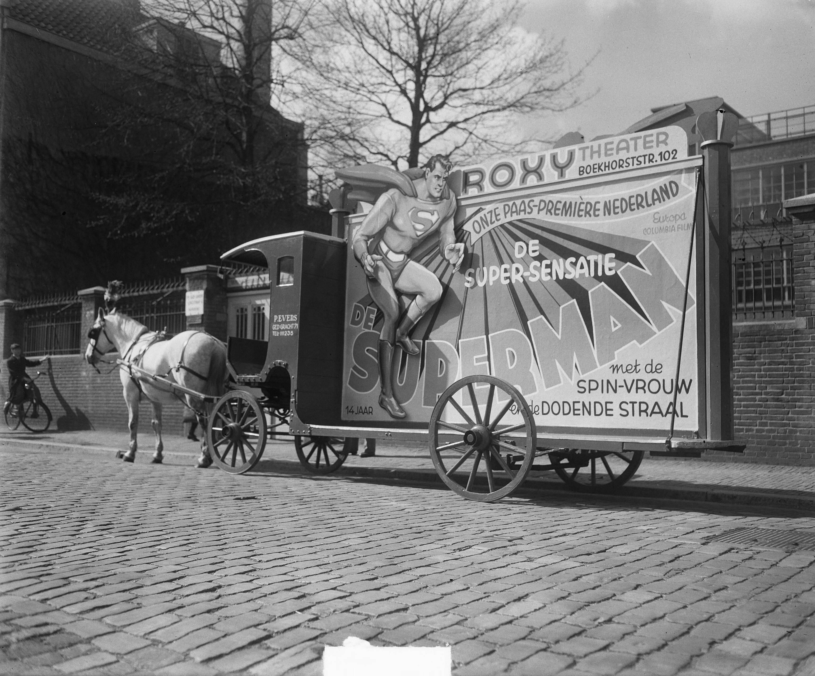 Fotocollectie Anefo — Rijdende reclame met paard en wagen voor de film "De Superman" in het Roxy theater — Foto: Winterbergen, Rolf / Anefo. Licentie: Set B: Rechtenvrij / Publiek Domein. Bron: Nationaal Archief. http://hdl.handle.net/10648/a8d701f8-d0b4-102d-bcf8-003048976d84