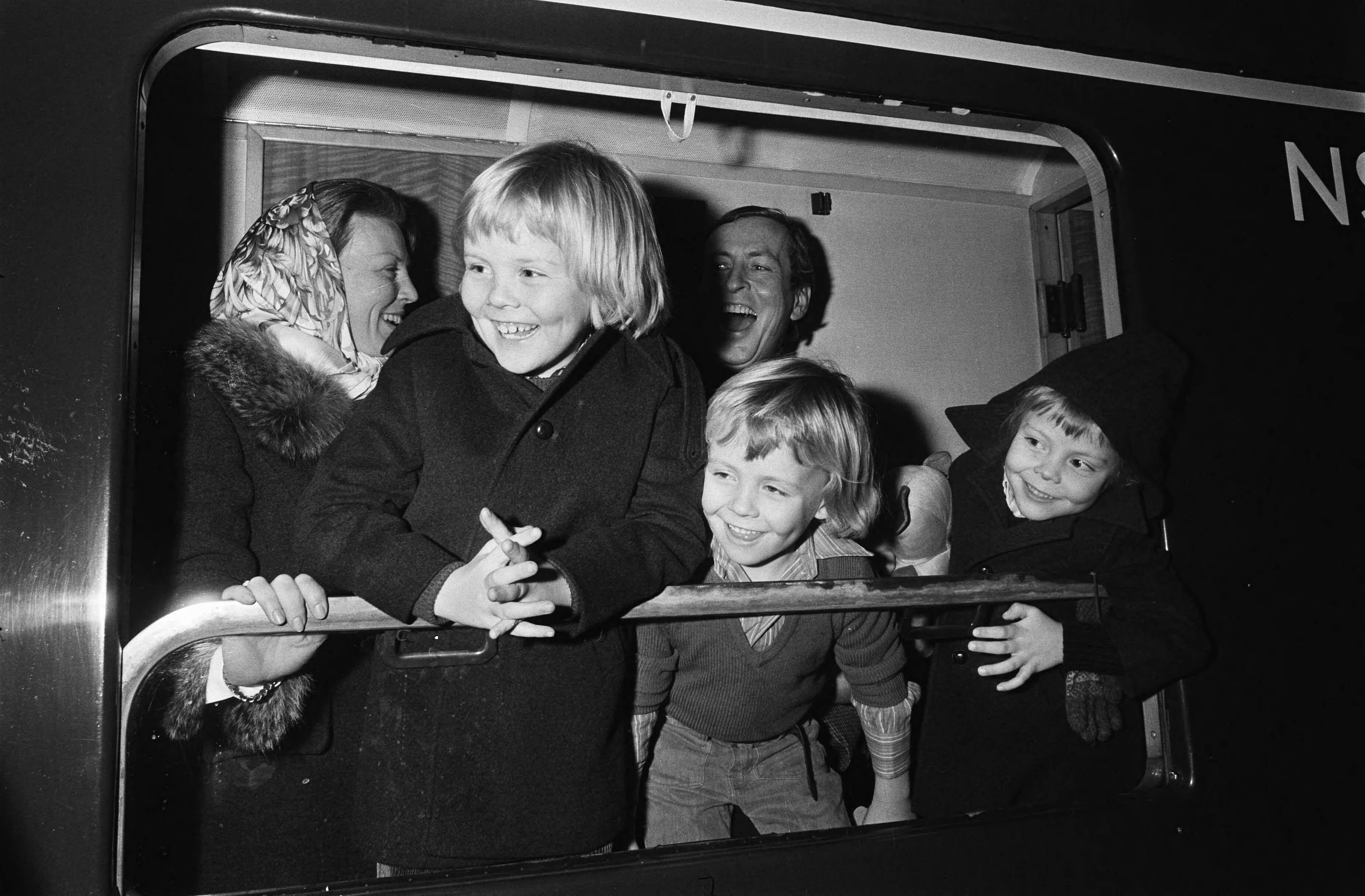 Fotocollectie Anefo — Prinses Beatrix , Claus en kinderen per trein uit Baarn naar wintersport vertrokken; Beatrix en Claus zwaaien van links af Willem Alexander , Johan Friso en — Foto: Verhoeff, Bert / Anefo. Licentie: Set B: Rechtenvrij / Publiek Domein. Bron: Nationaal Archief. http://hdl.handle.net/10648/ac5dcc08-d0b4-102d-bcf8-003048976d84